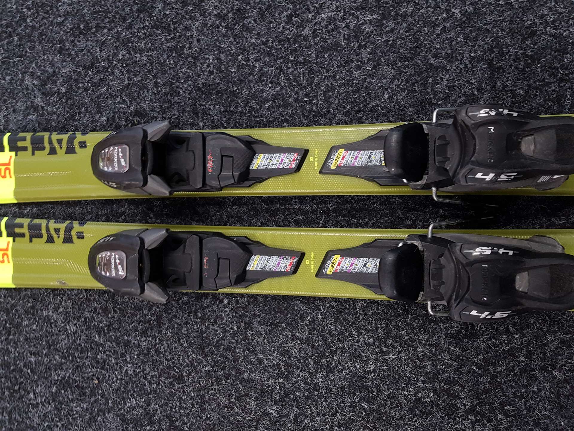 Použité detské lyže VOLKL Racetiger SL + viazanie Marker 4.5