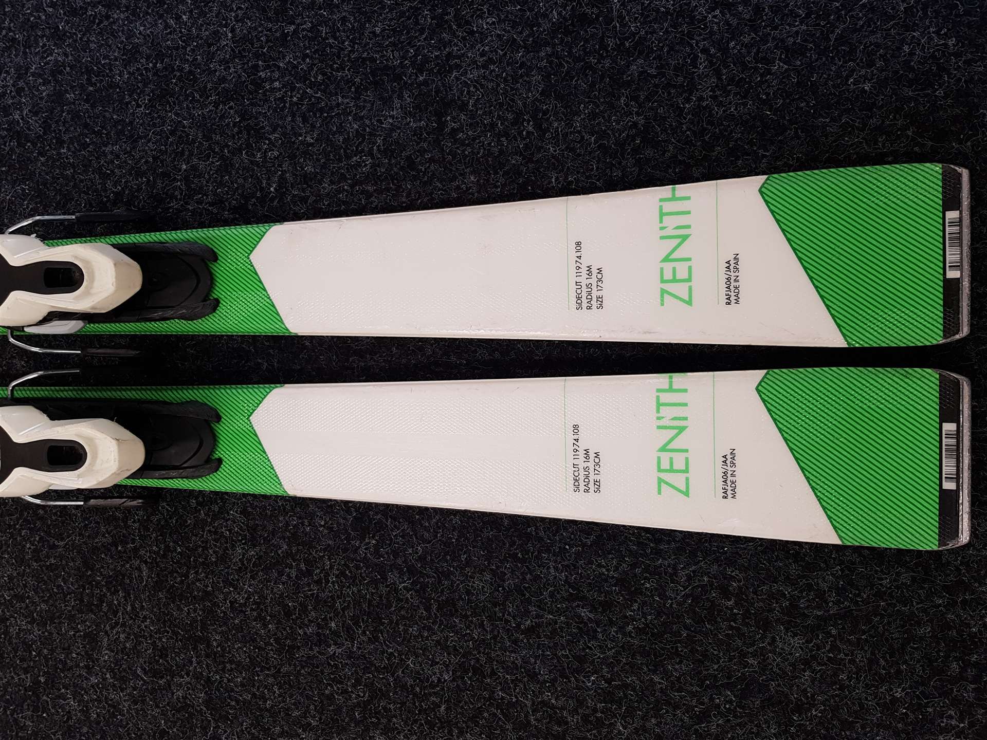 Použité lyže ROSSIGNOL Zenith  + viazanie Look Xpress 10