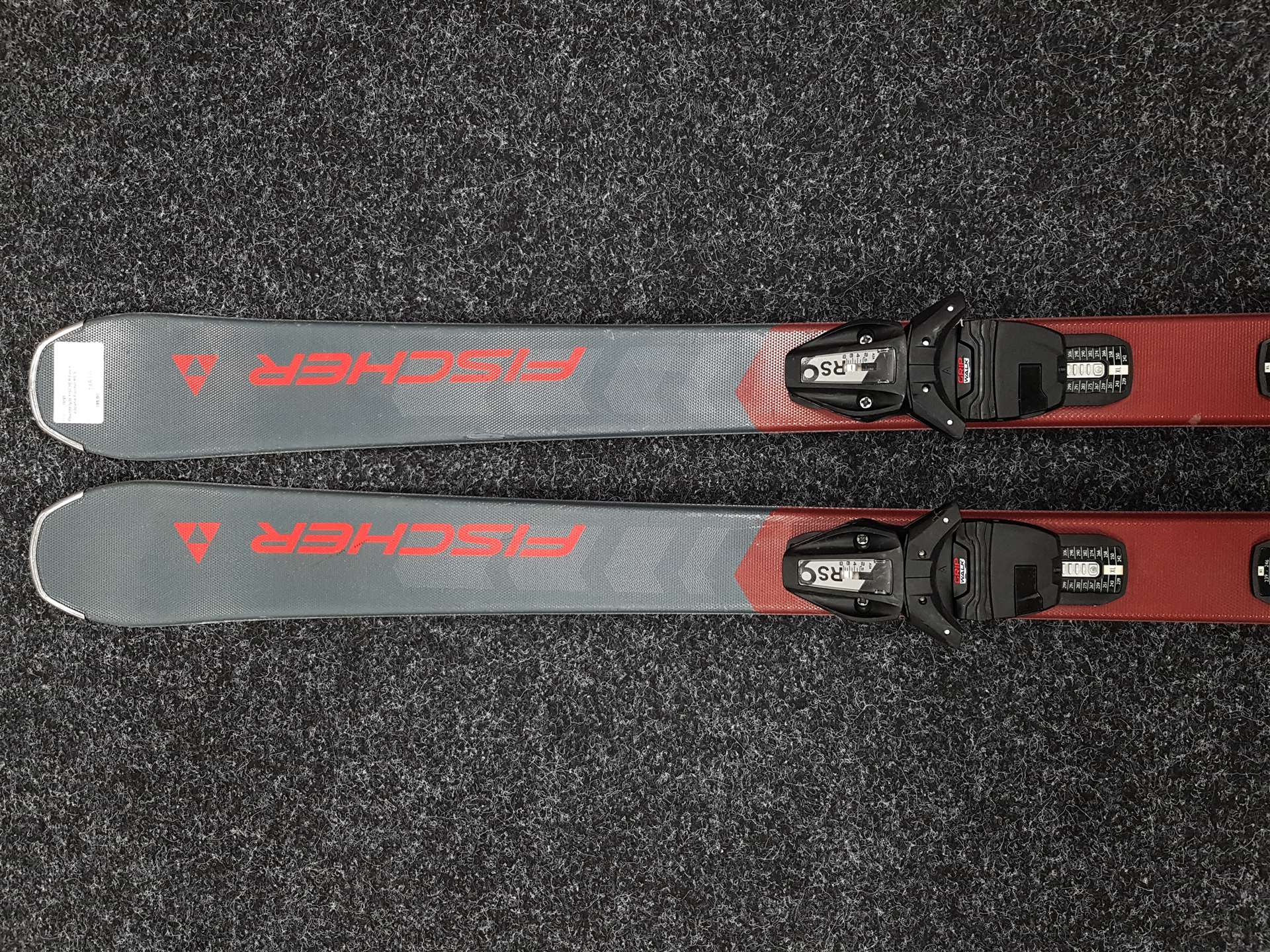 Použité lyže FISCHER Fire + viazanie Fischer RS 9