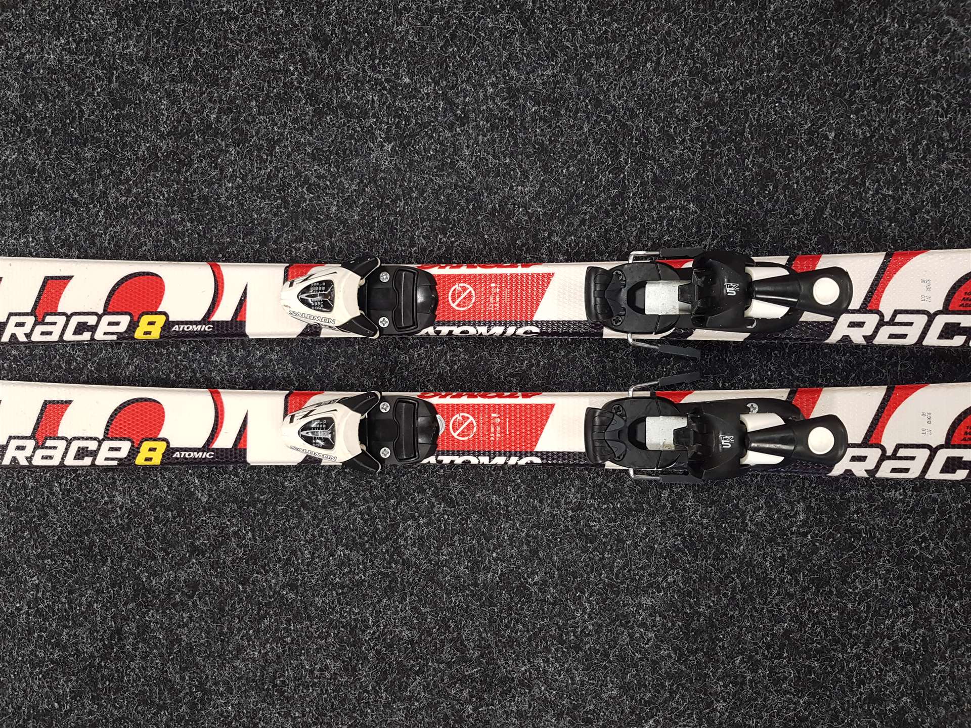 Použité detské lyže ATOMIC Race 8 + viazanie Salomon TZ 5