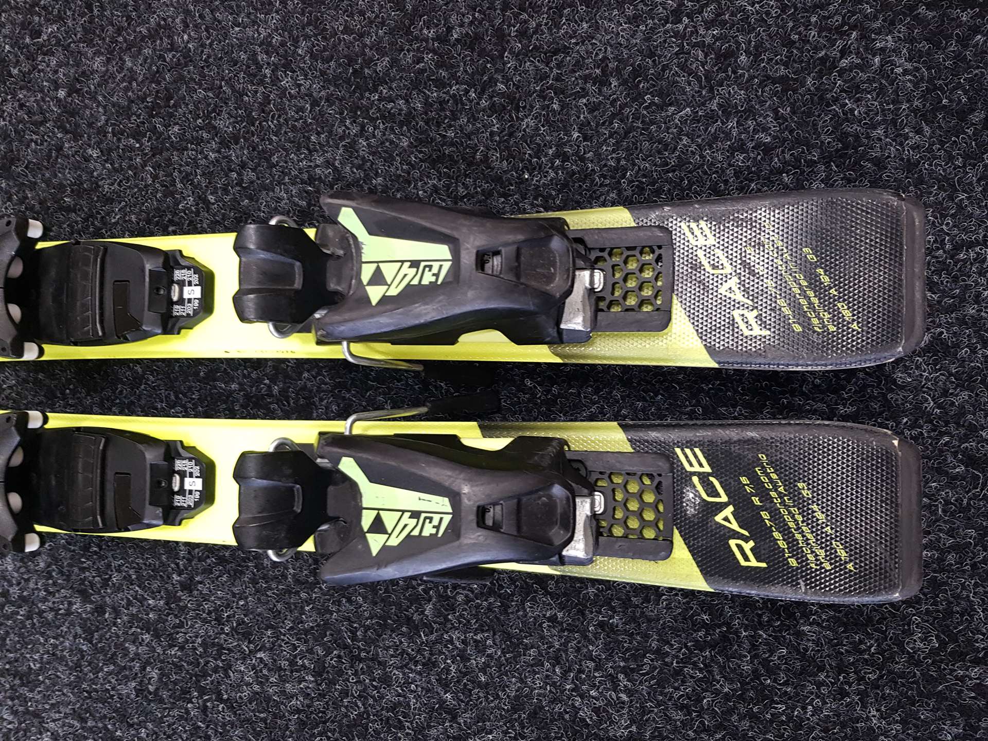 Použité detské lyže FISCHER RC 4 Race JR + viazanie Fischer FJ 4