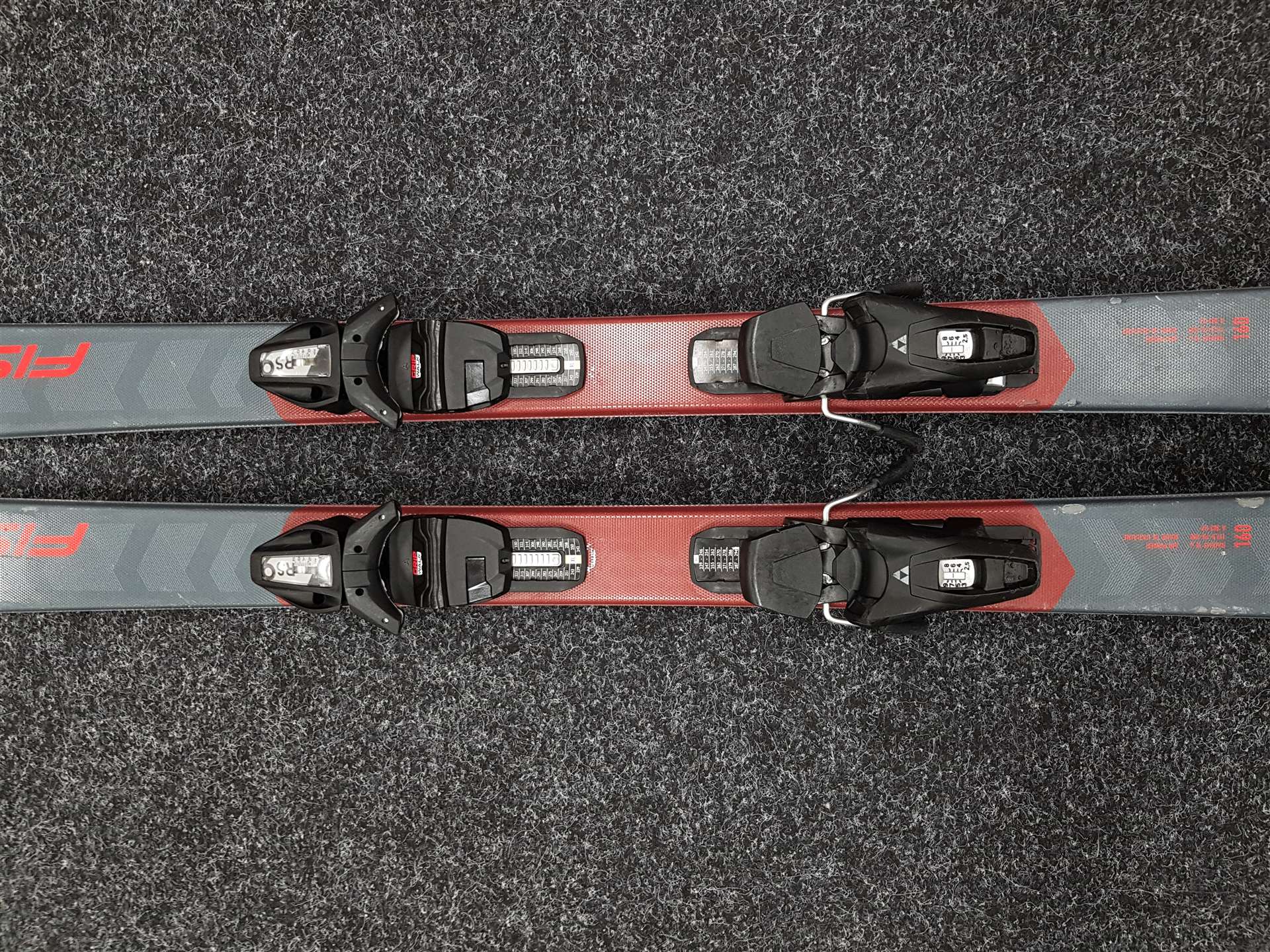 Použité lyže FISCHER Fire + viazanie Fischer RS 9