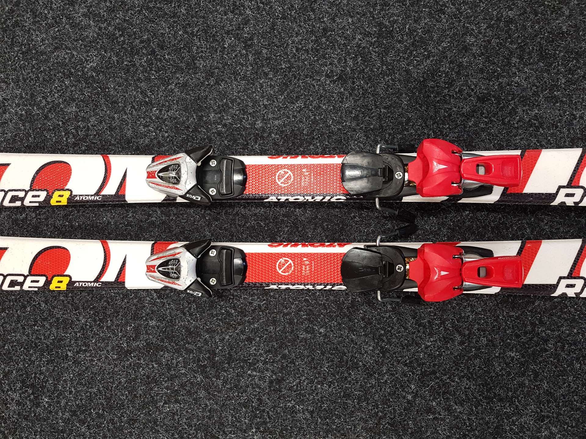 Použité detské lyže ATOMIC Race 8 + viazanie Atomic EvoX 7,5