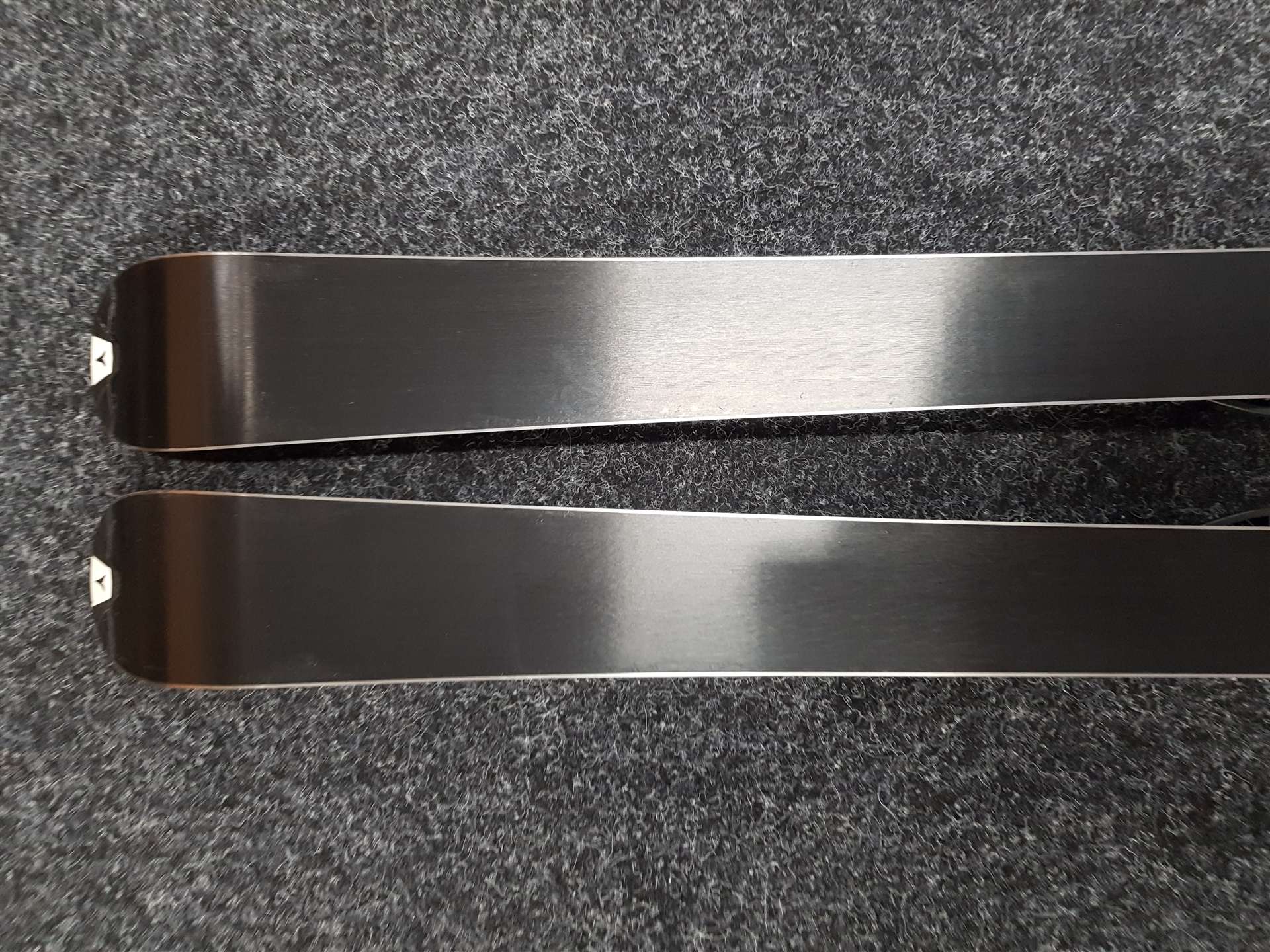 Použité detské lyže ATOMIC Race 8 + viazanie Atomic EvoX 7,5