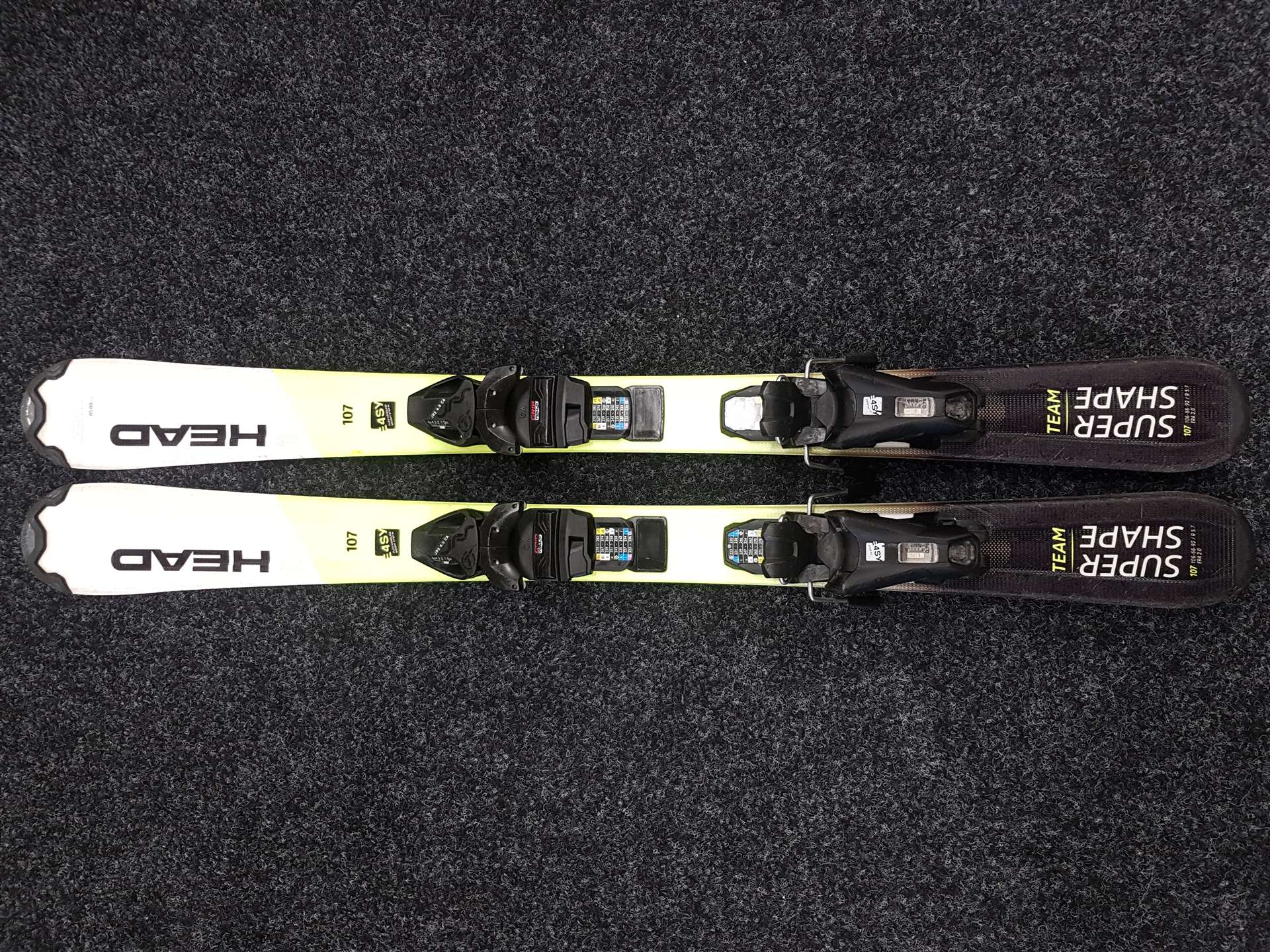 Použité detské lyže HEAD Supershape Team + viazanie Tyrolia JRS 4.5 CA