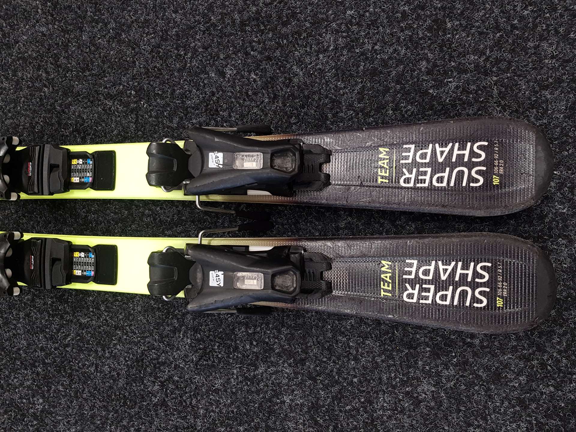 Použité detské lyže HEAD Supershape Team + viazanie Tyrolia JRS 4.5 CA
