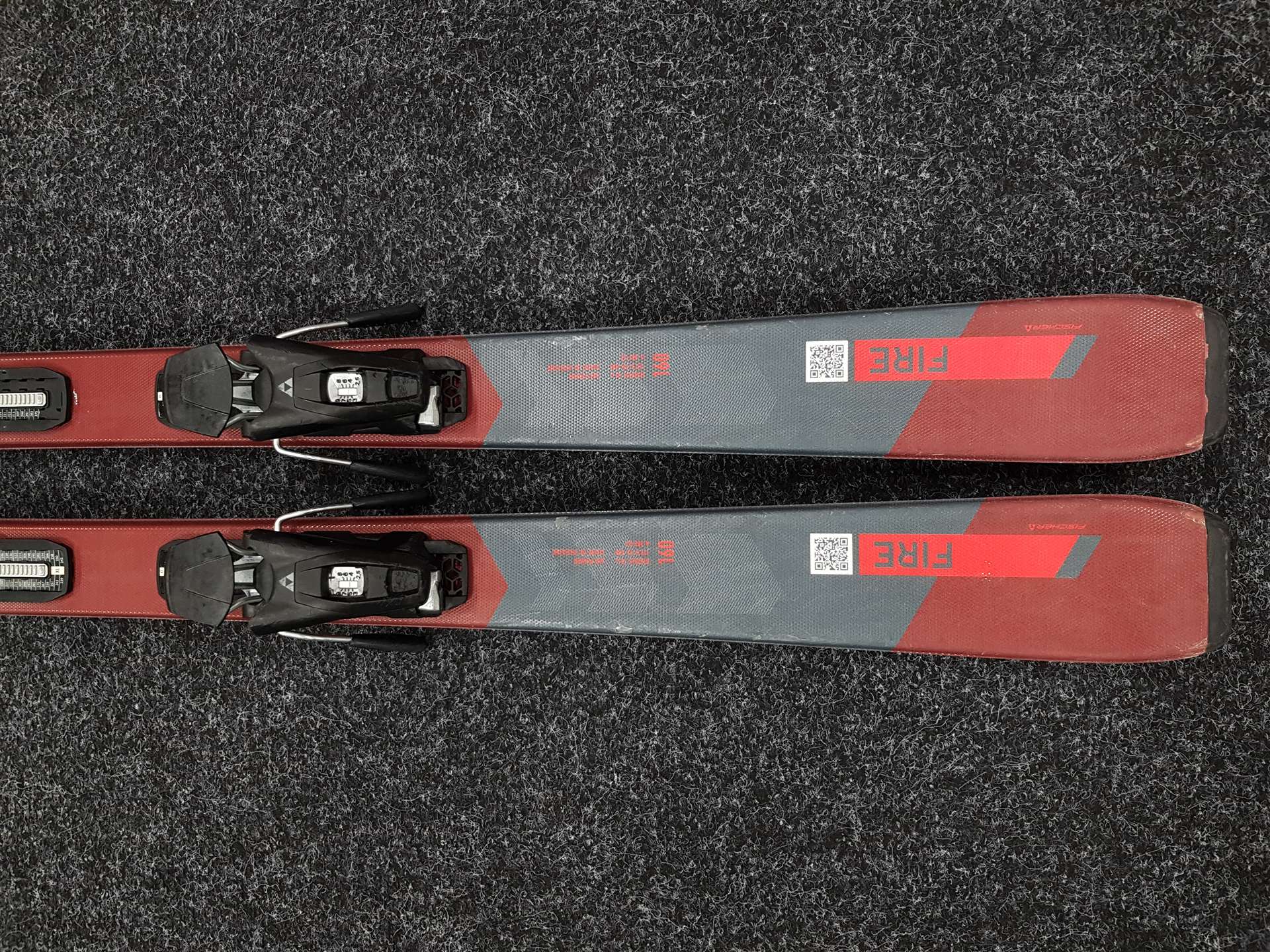 Použité lyže FISCHER Fire + viazanie Fischer RS 9