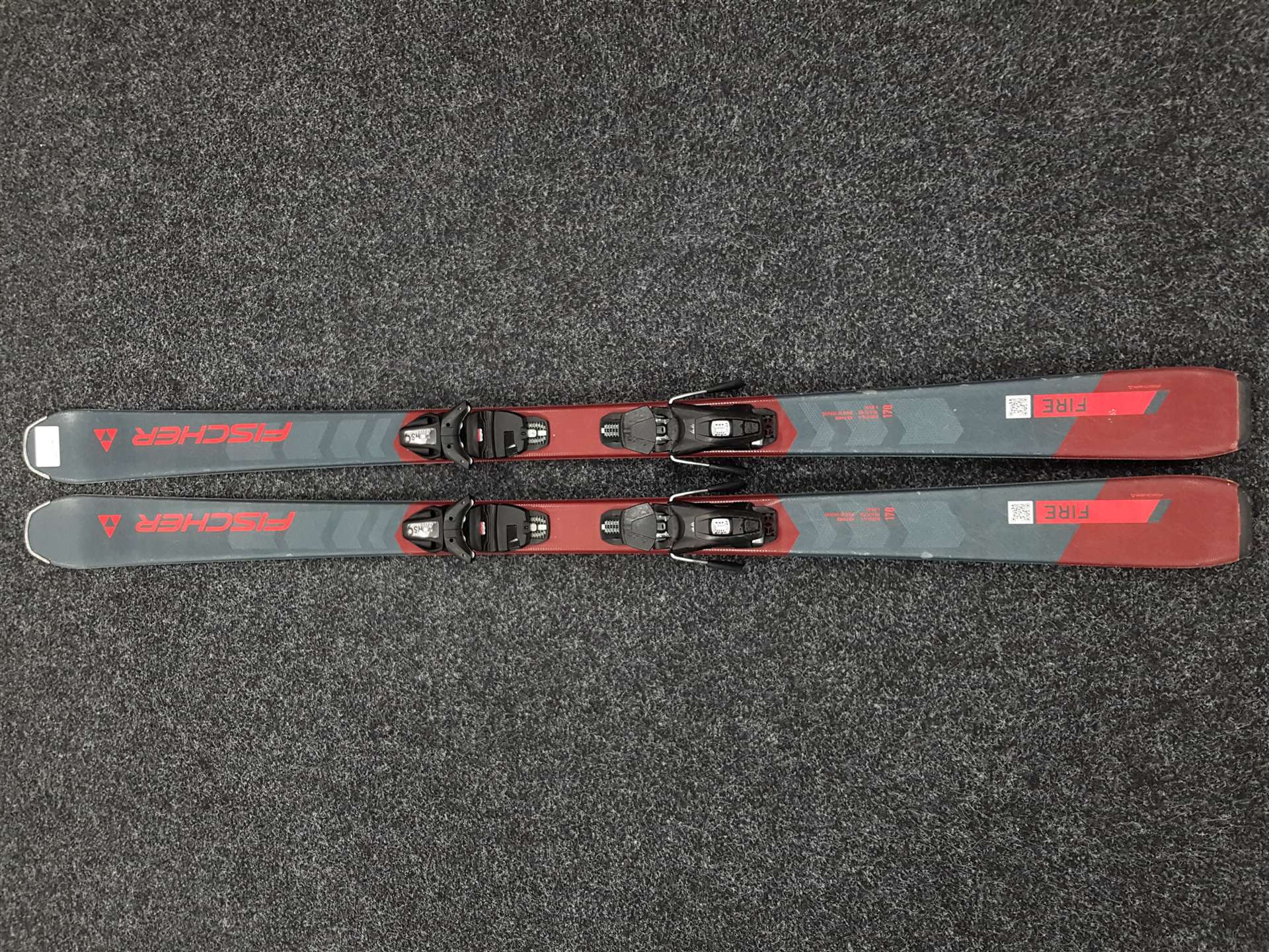 Použité lyže FISCHER Fire + viazanie Fischer RS 9