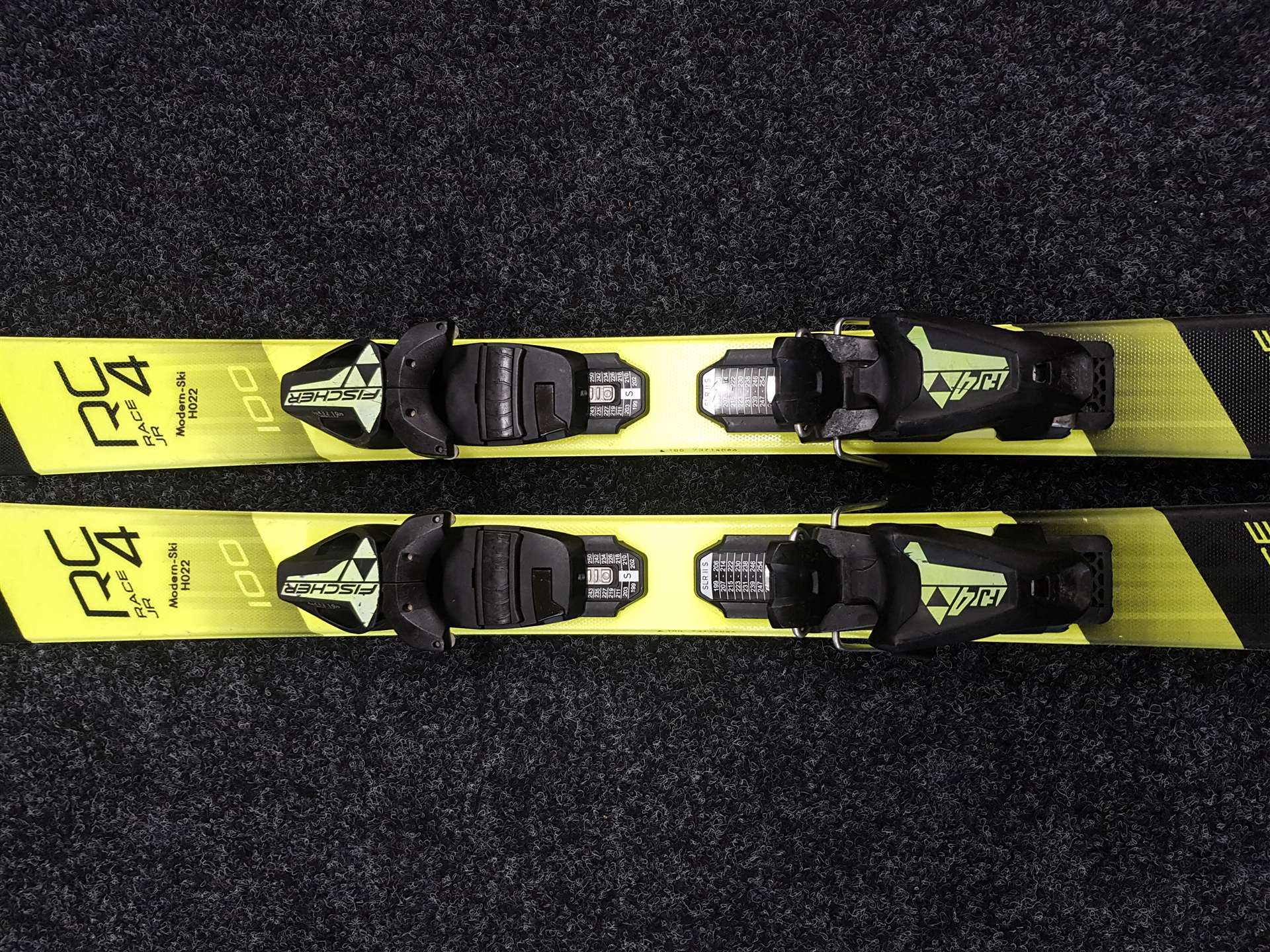 Použité detské lyže FISCHER RC 4 Race JR + viazanie Fischer FJ 4