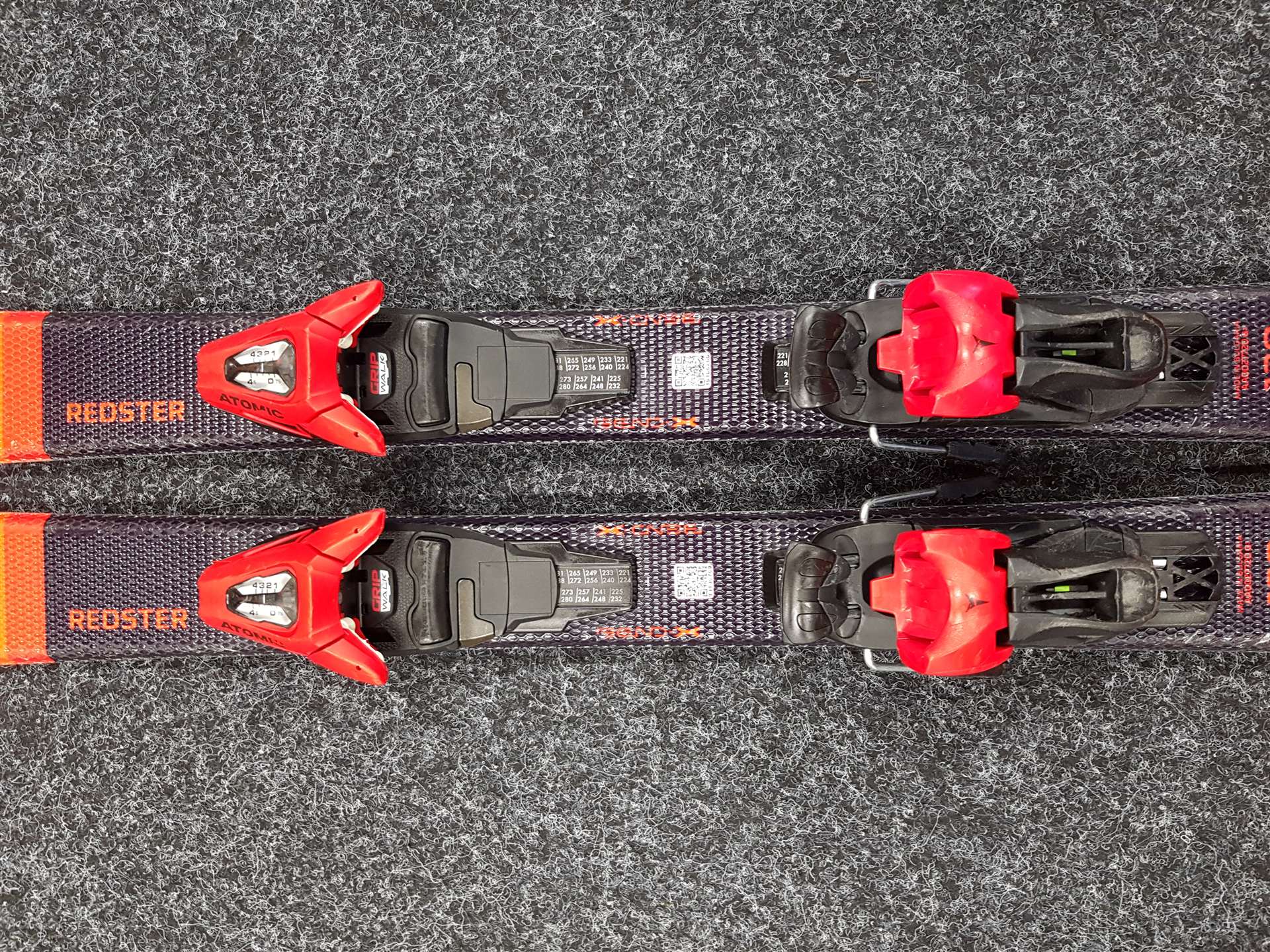 Použité detské lyže ATOMIC Redster J2 + viazanie Atomic C5