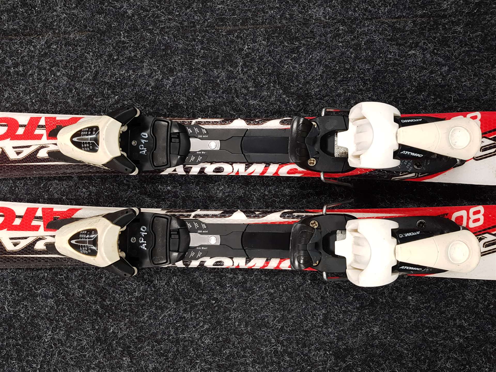 Použité detské lyže ATOMIC Race + viazanie Atomic 4,5