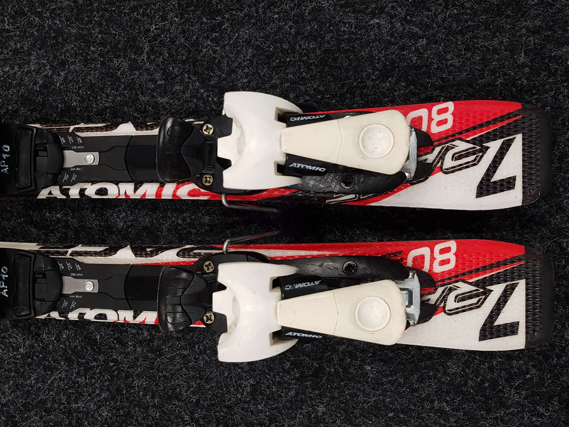 Použité detské lyže ATOMIC Race + viazanie Atomic 4,5