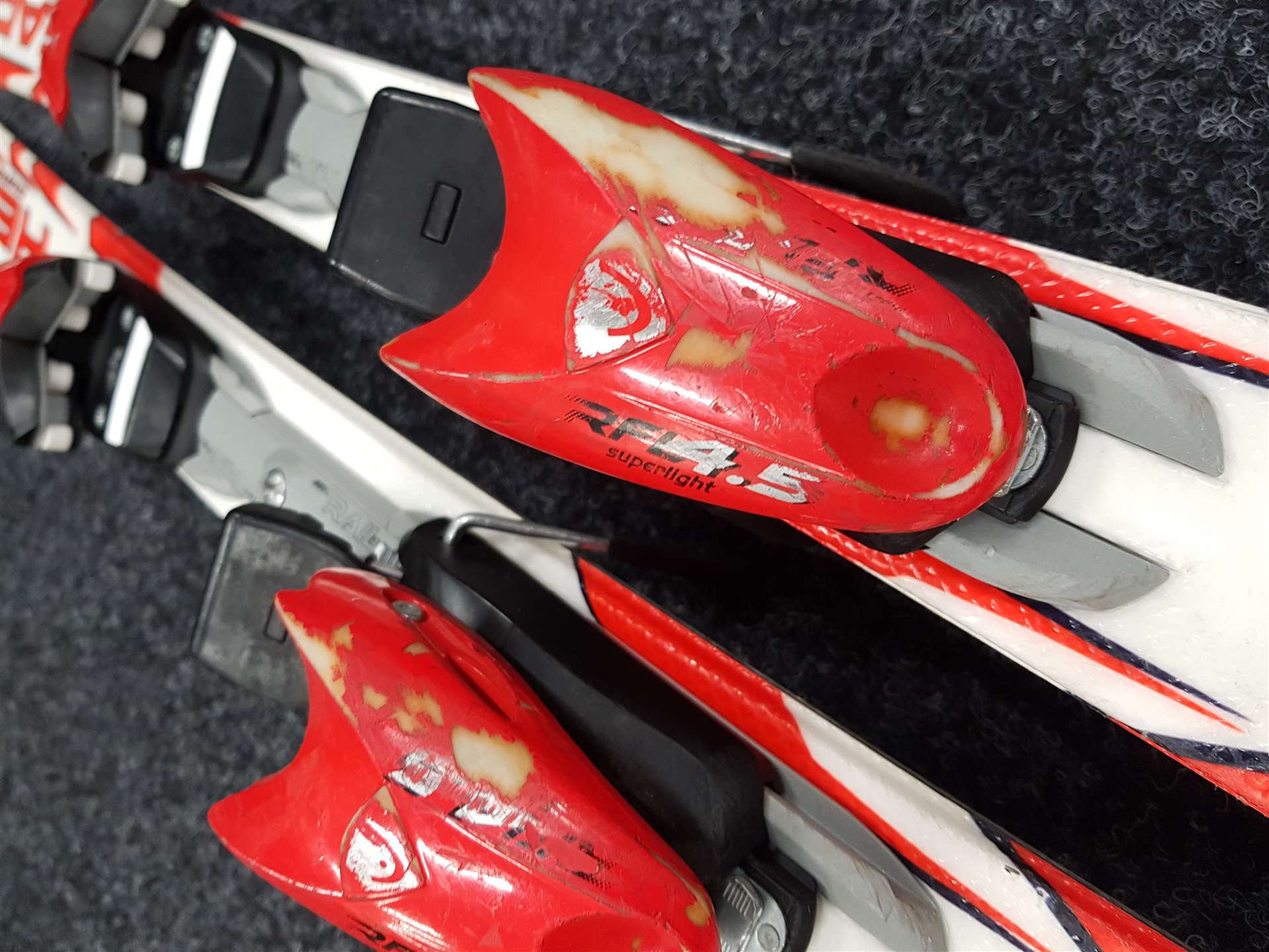 Bazárové detské lyže HEAD SUPERSHAPE