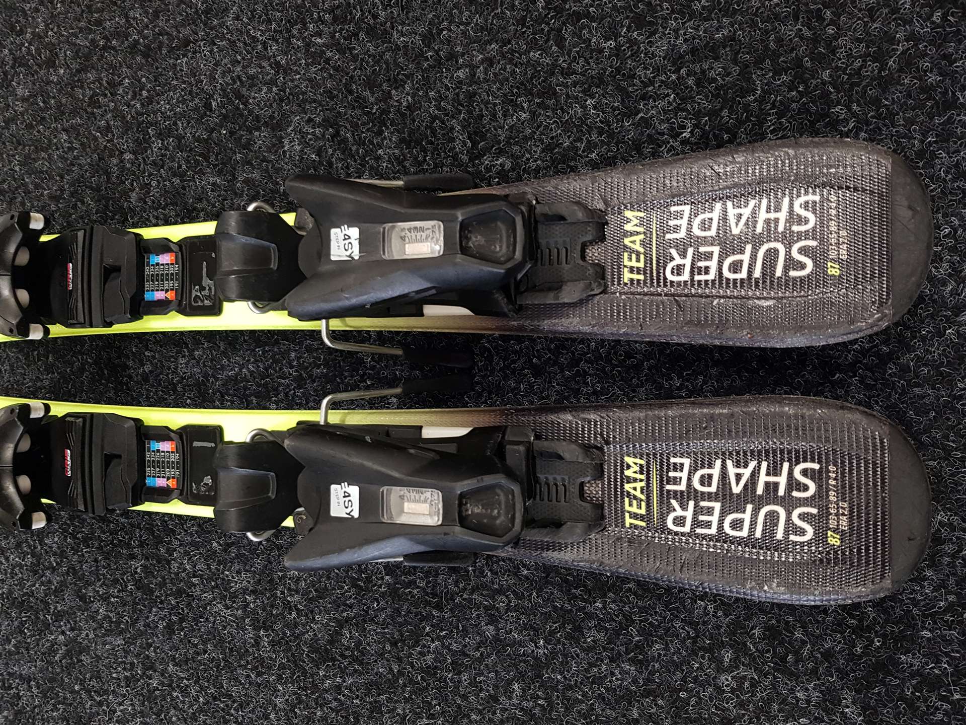 Použité detské lyže HEAD Supershape Team + viazanie Tyrolia JRS 4.5 CA
