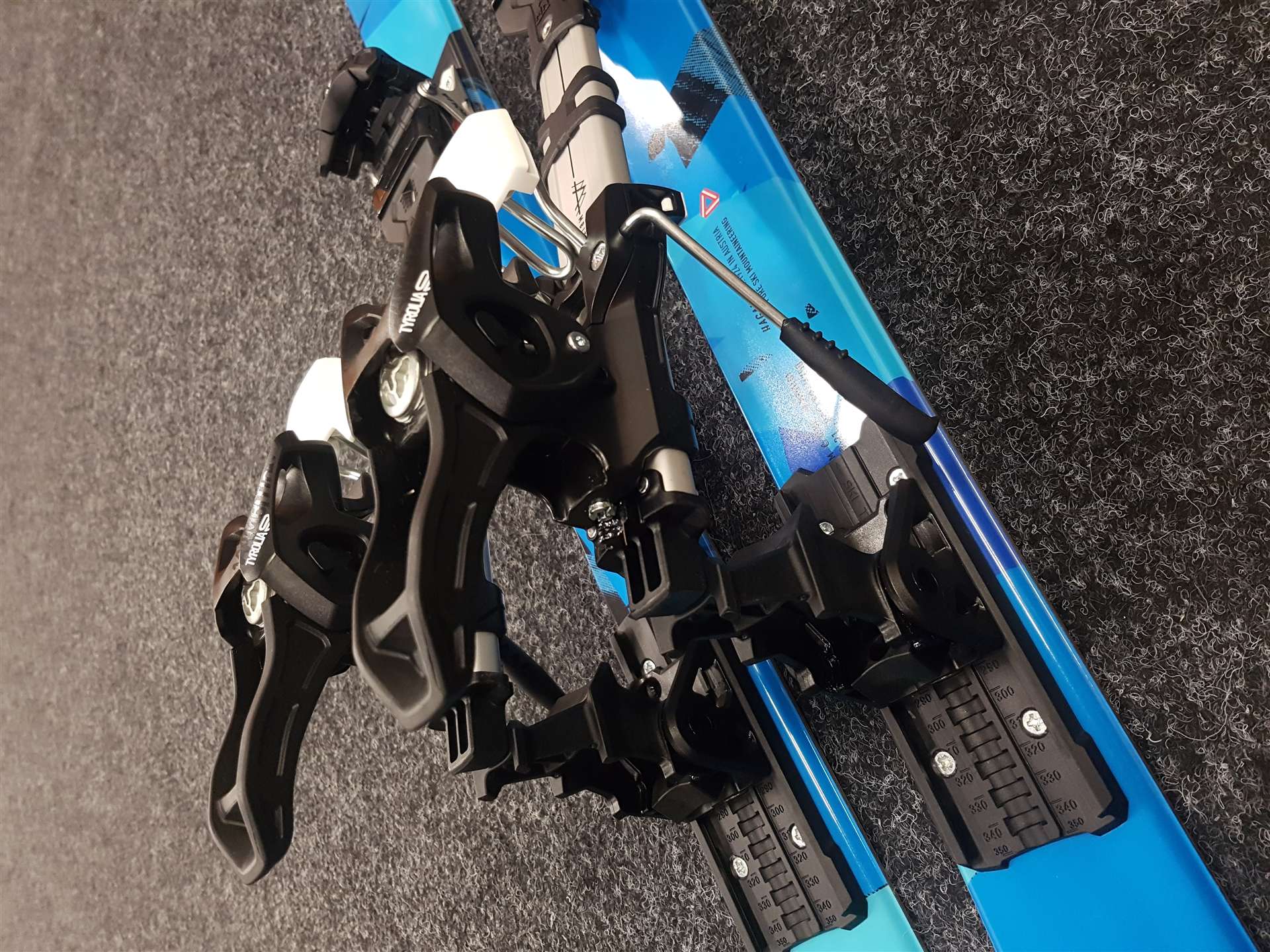 Použité skialpové lyže Hagan Boost Jr  + Tyrolia Ambition 10.0 + Použité pásy