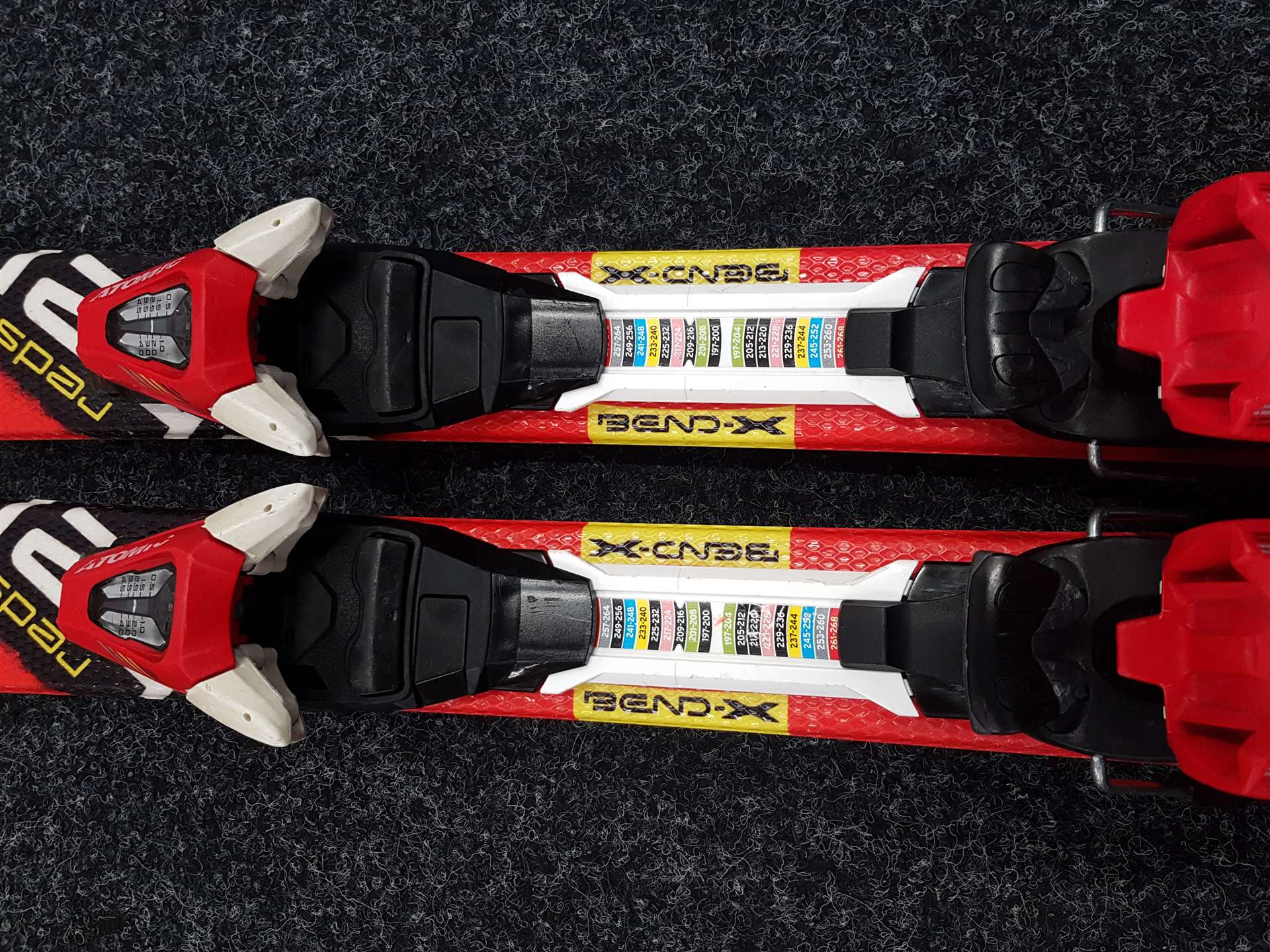 Použité detské lyže ATOMIC Redster XT + viazanie Atomic 4.5