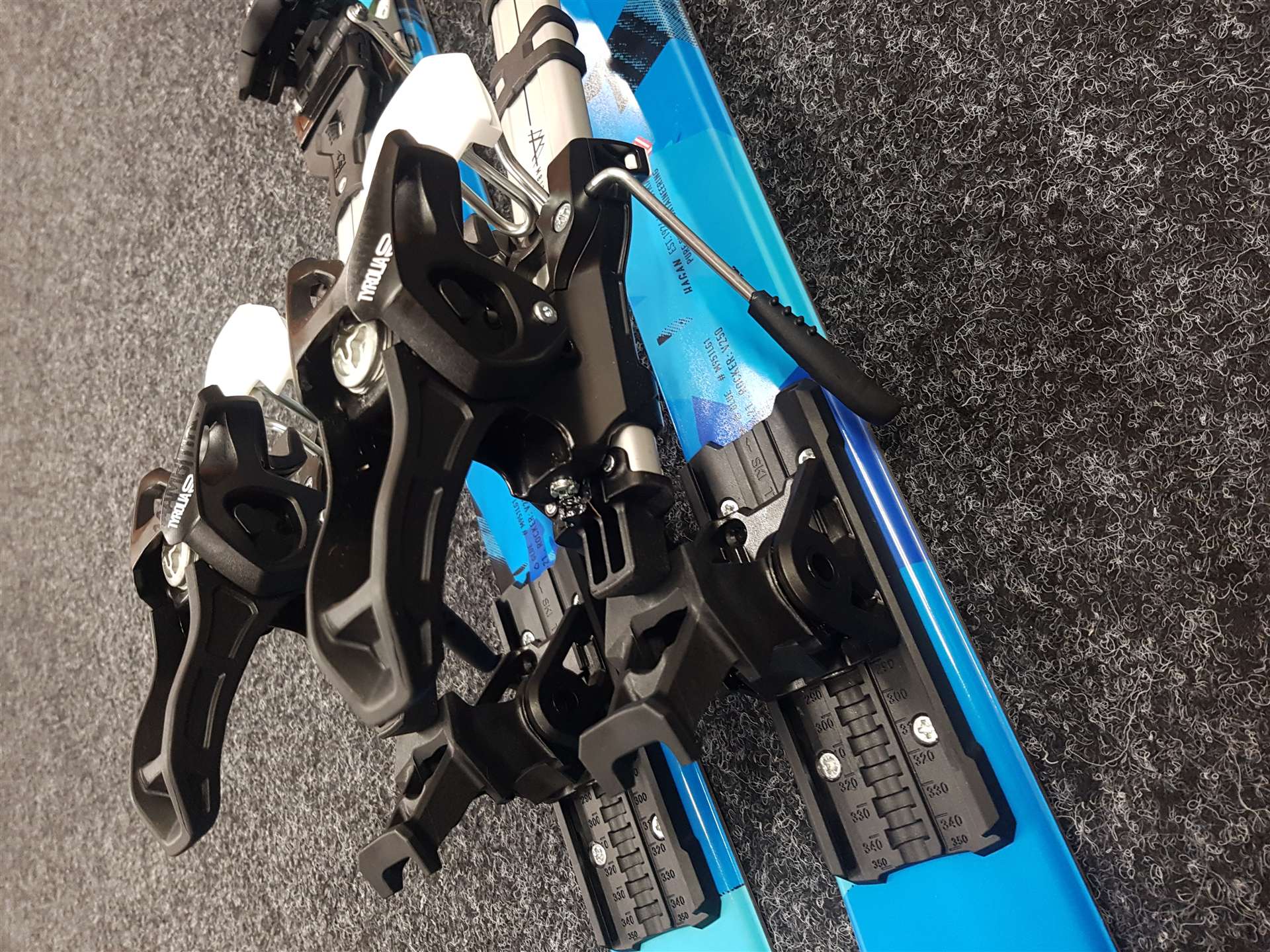 Použité skialpové lyže Hagan Boost Jr  + Tyrolia Ambition 10.0 + Použité pásy