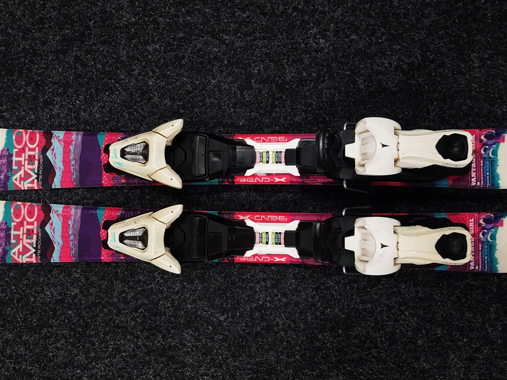 Použité detské lyže ATOMIC PISTE ROCKER  + viazanie Atomic 4,5