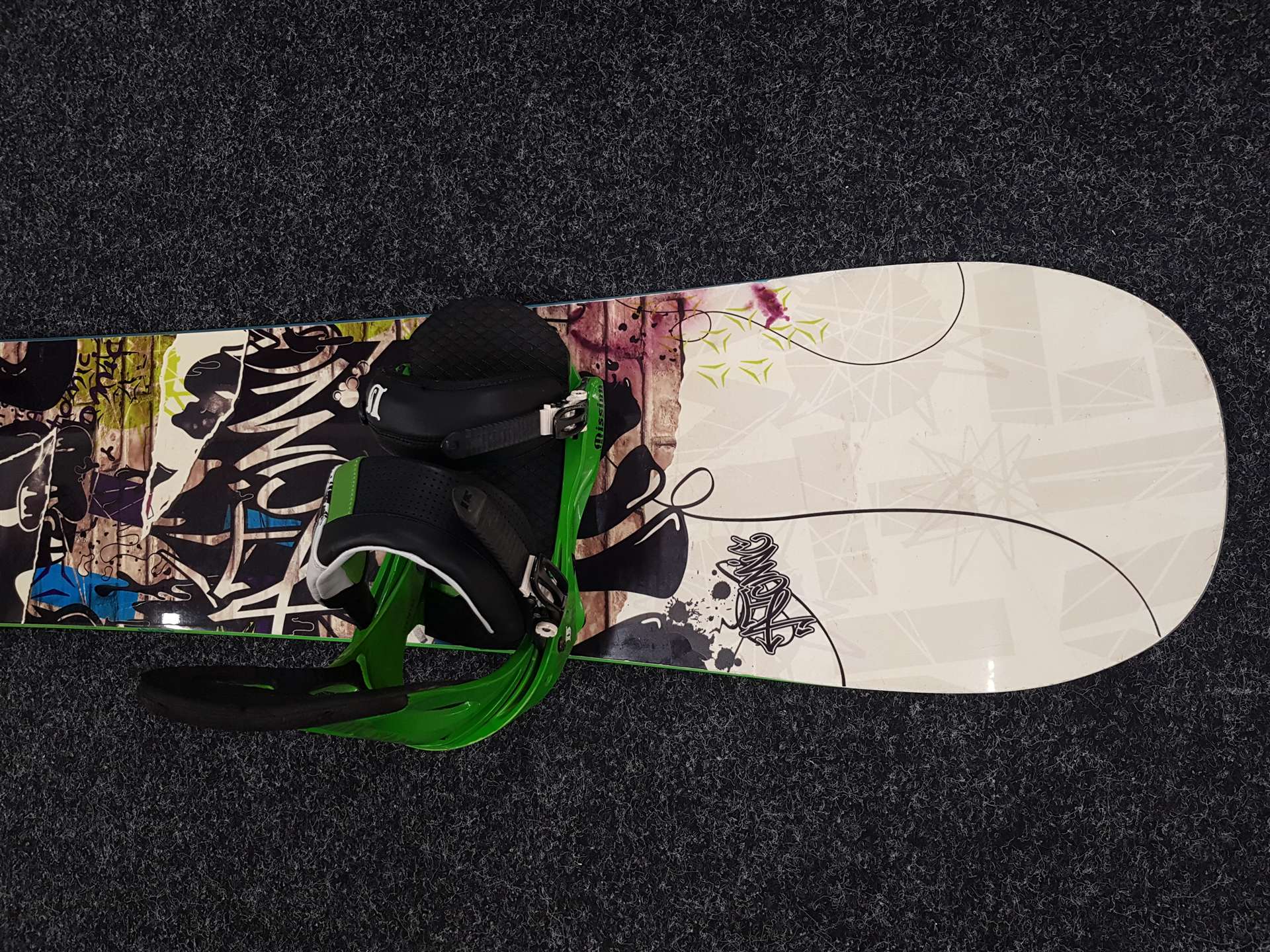 Použitý snowboard ATOMIC Axum + viazanie Burton veľkosť L