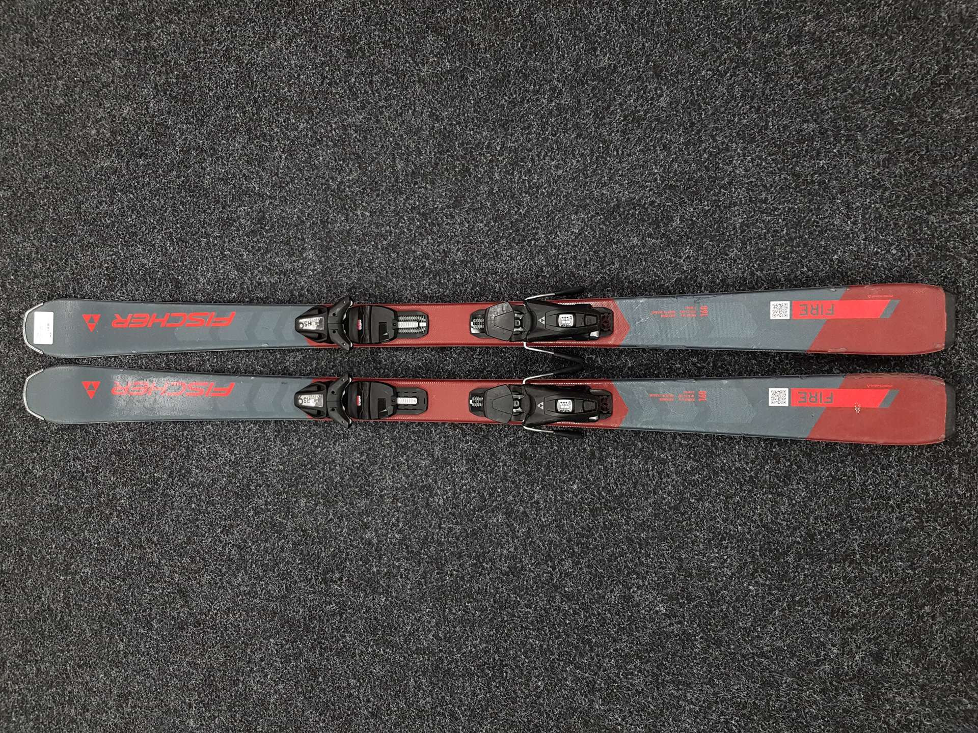 Použité lyže FISCHER Fire + viazanie Fischer RS 9