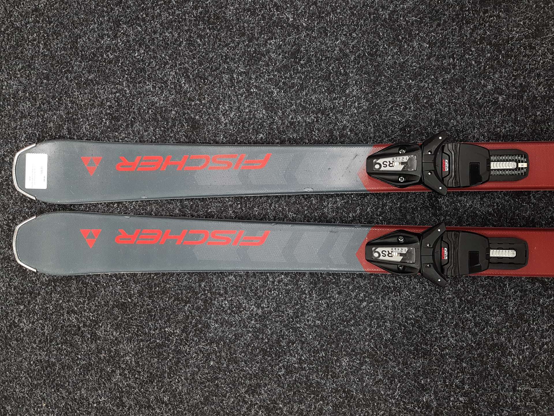 Použité lyže FISCHER Fire + viazanie Fischer RS 9