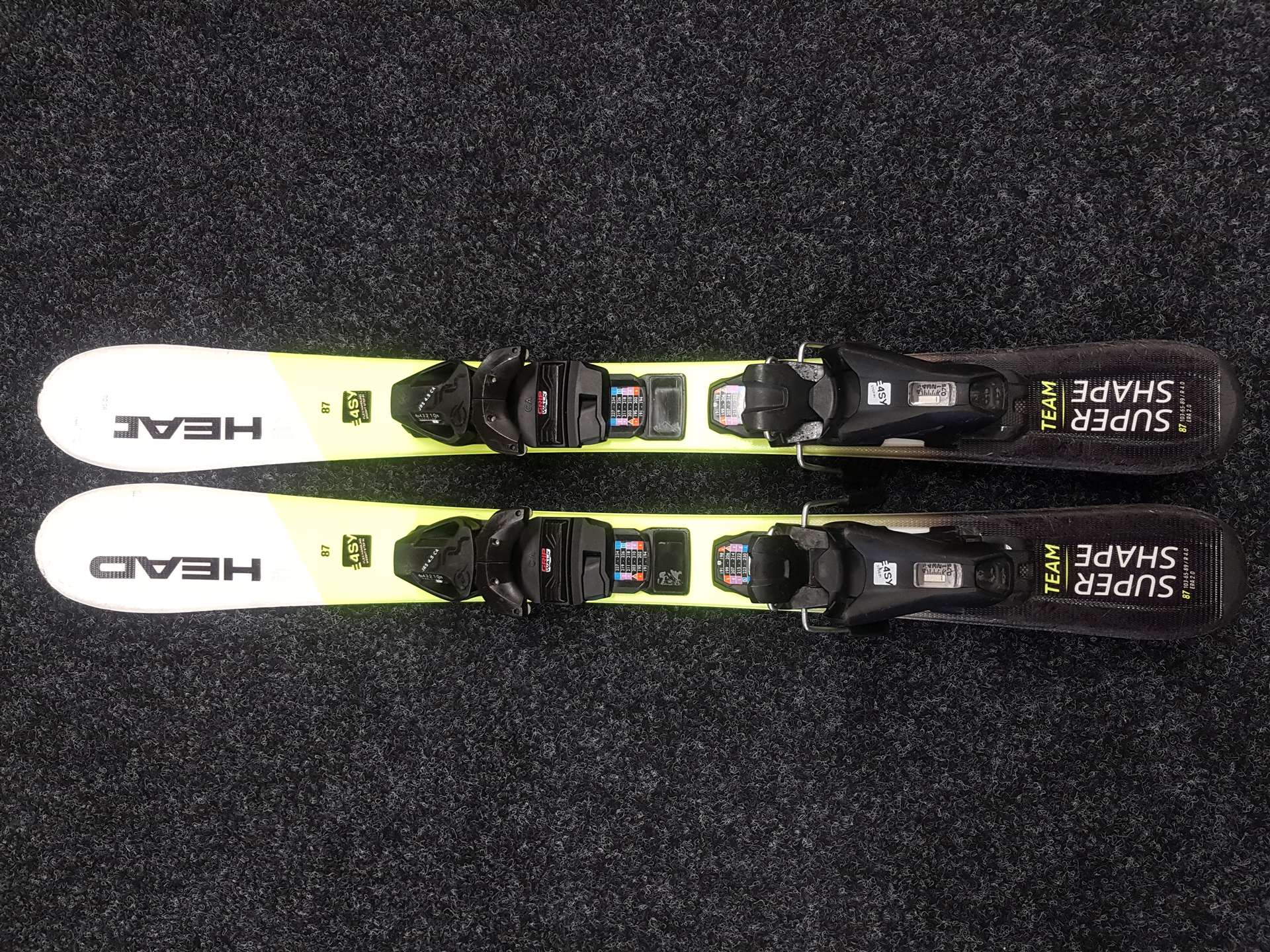Použité detské lyže HEAD Supershape Team + viazanie Tyrolia JRS 4.5 CA