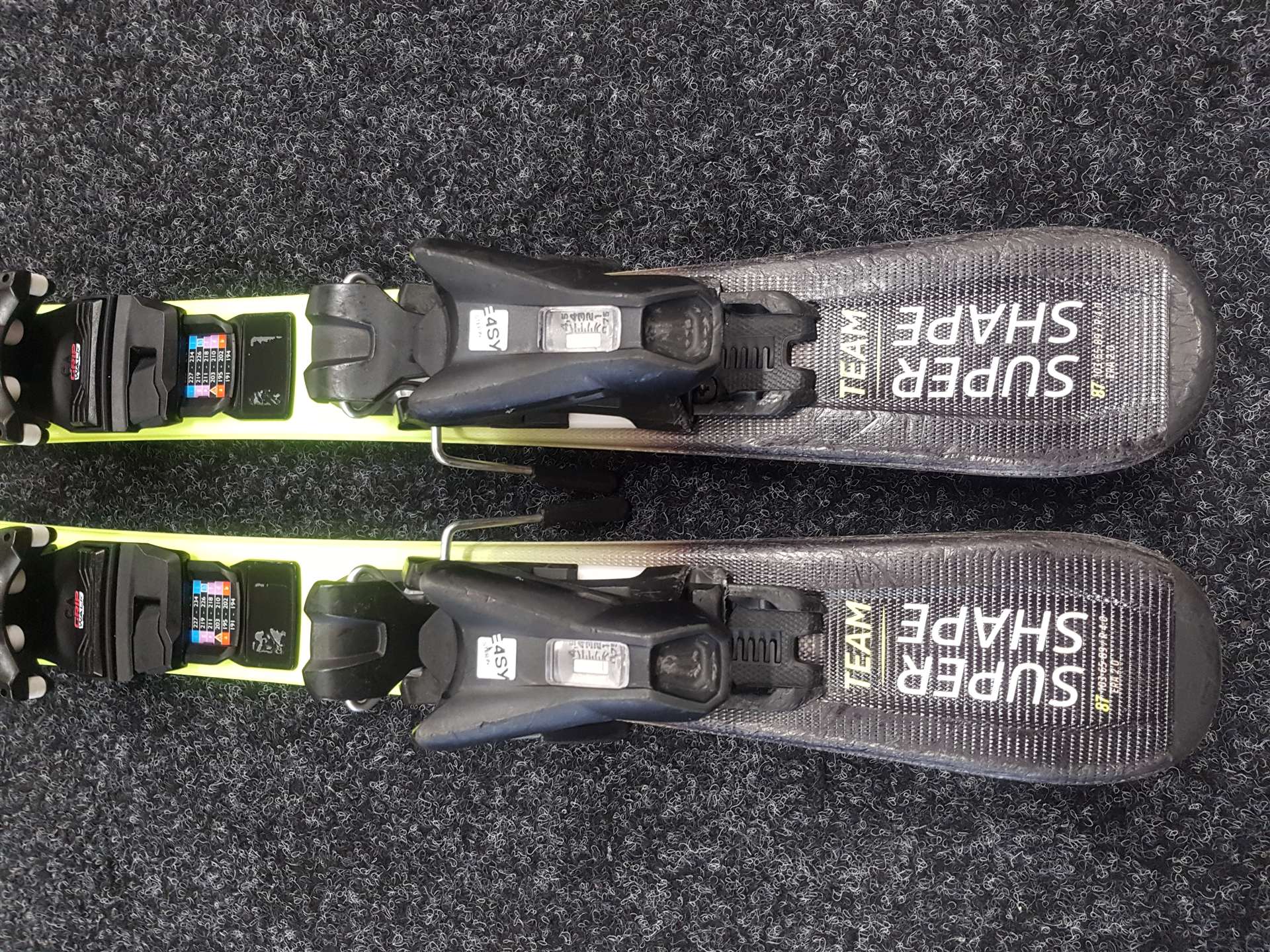 Použité detské lyže HEAD Supershape Team + viazanie Tyrolia JRS 4.5 CA