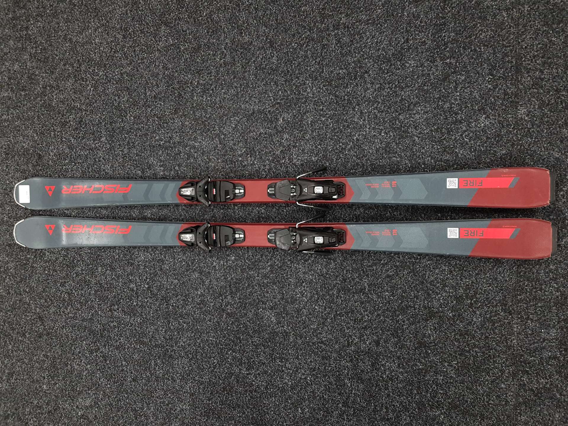 Použité lyže FISCHER Fire + viazanie Fischer RS 9