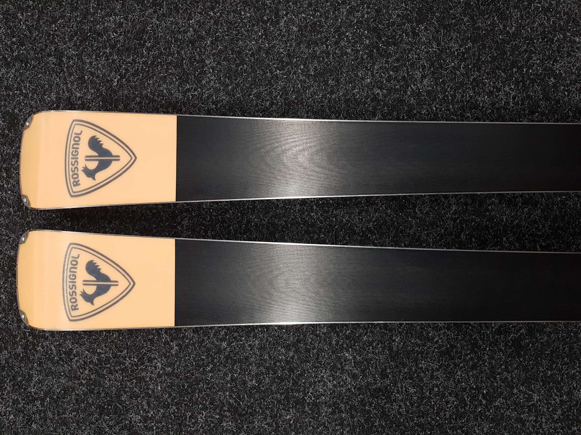 Použité lyže ROSSIGNOL Nova 8 + viazanie Look Xpress 11
