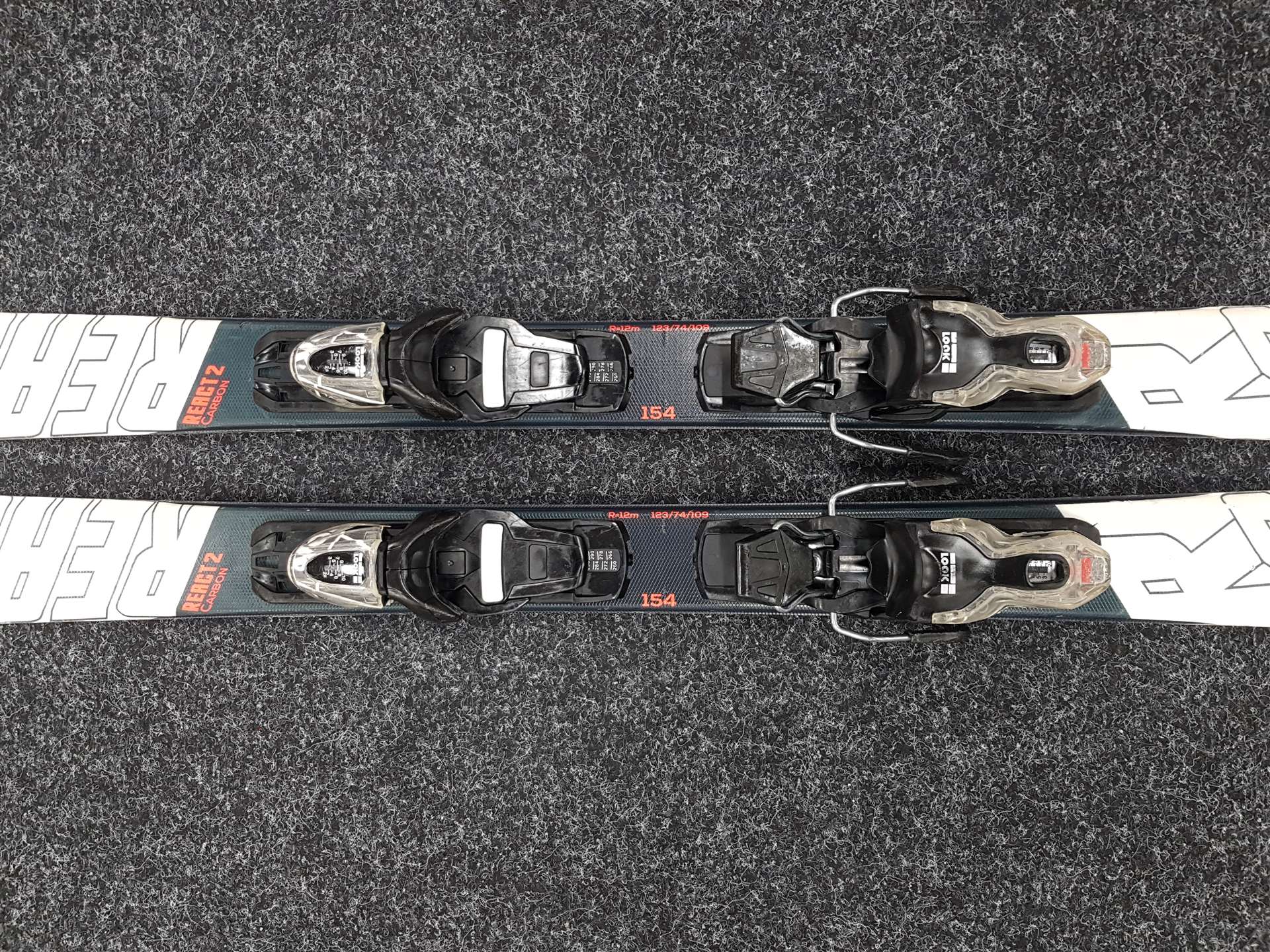Použité lyže ROSSIGNOL React 2 Carbon + viazanie Look Xpress 10