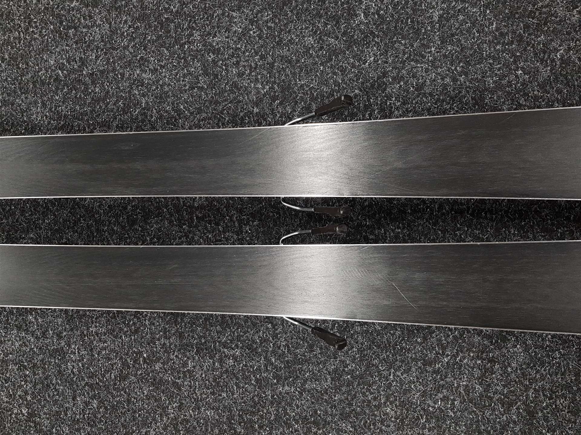 Použité lyže ROSSIGNOL React 2 Carbon + viazanie Look Xpress 10