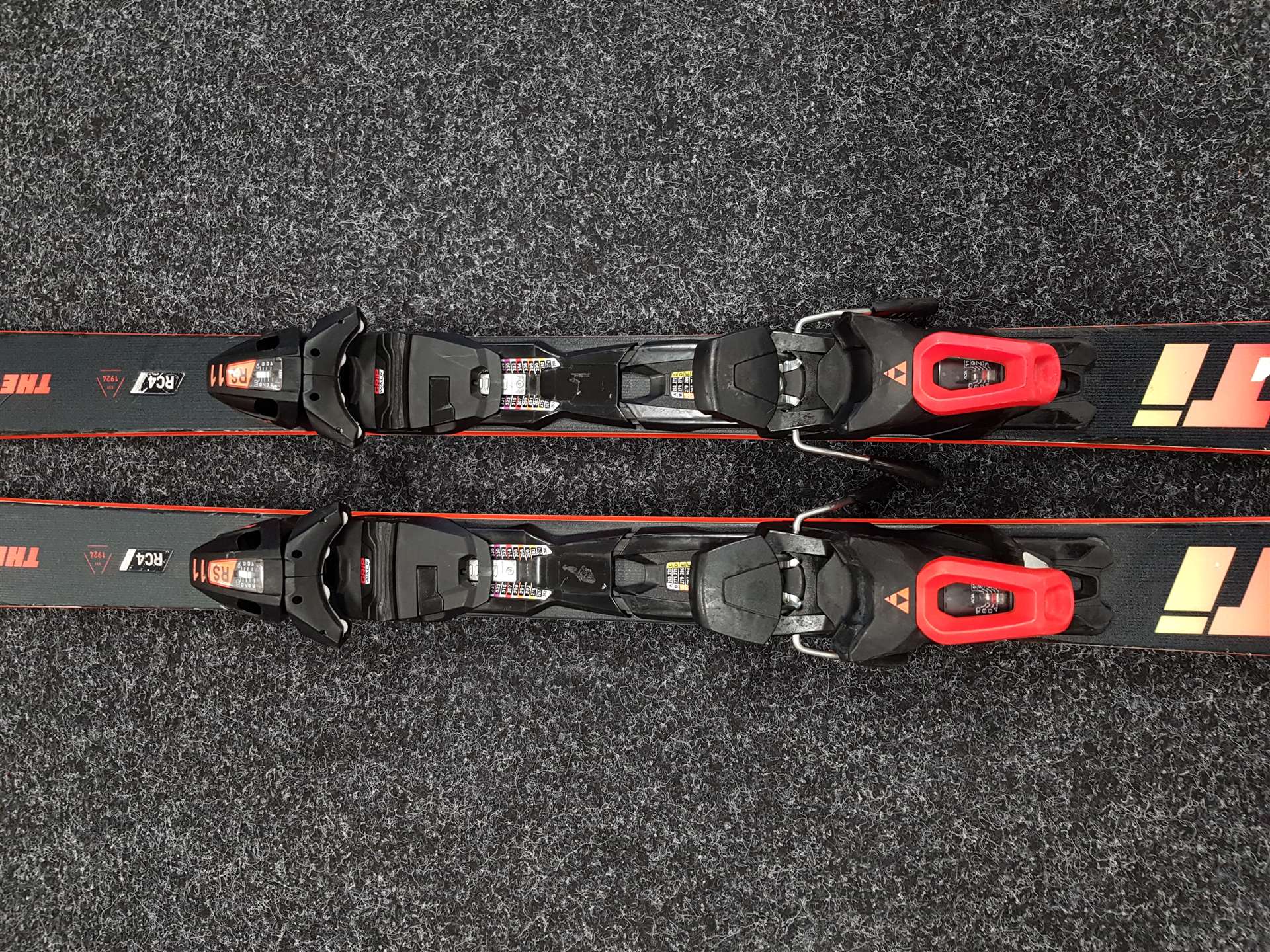 Použité lyže FISCHER The Curv + viazanie Fischer RS 11