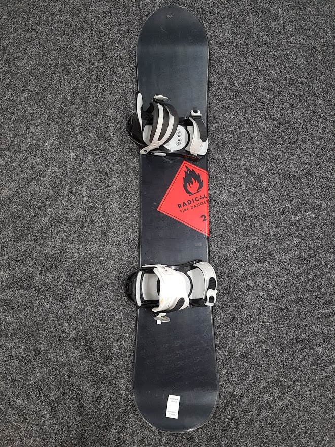 Gebrauchtes Radical Fire Danger 2 Snowboard + BD Bindungen Größe M