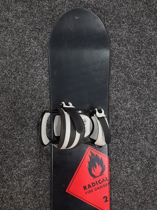 Gebrauchtes Radical Fire Danger 2 Snowboard + BD Bindungen Größe M