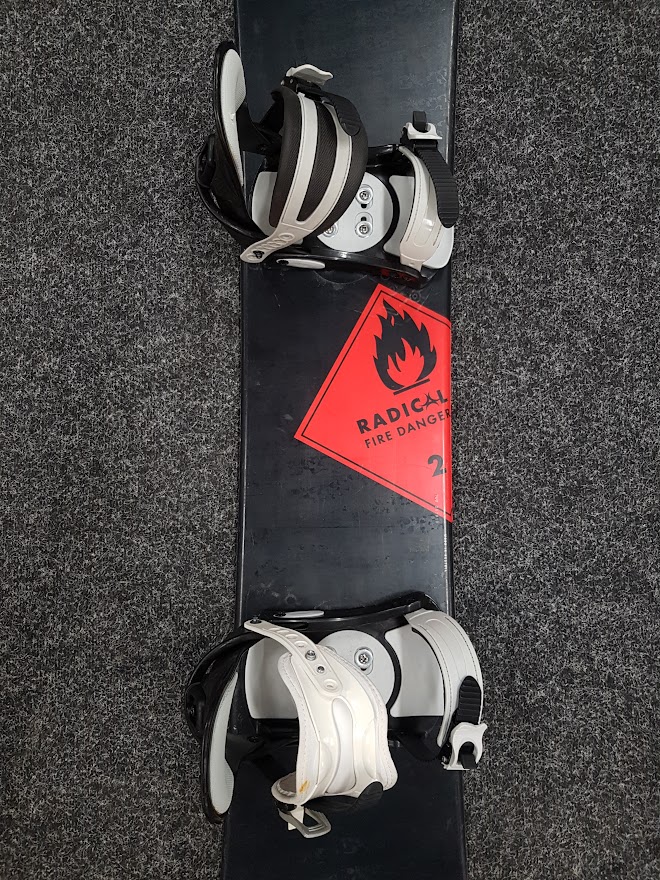 Gebrauchtes Radical Fire Danger 2 Snowboard + BD Bindungen Größe M