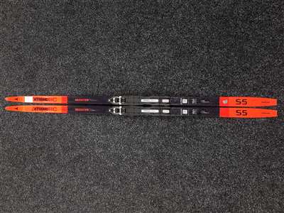 Použité bežecké lyže Atomic Redster S5 + NNN viazanie Atomic Prolink