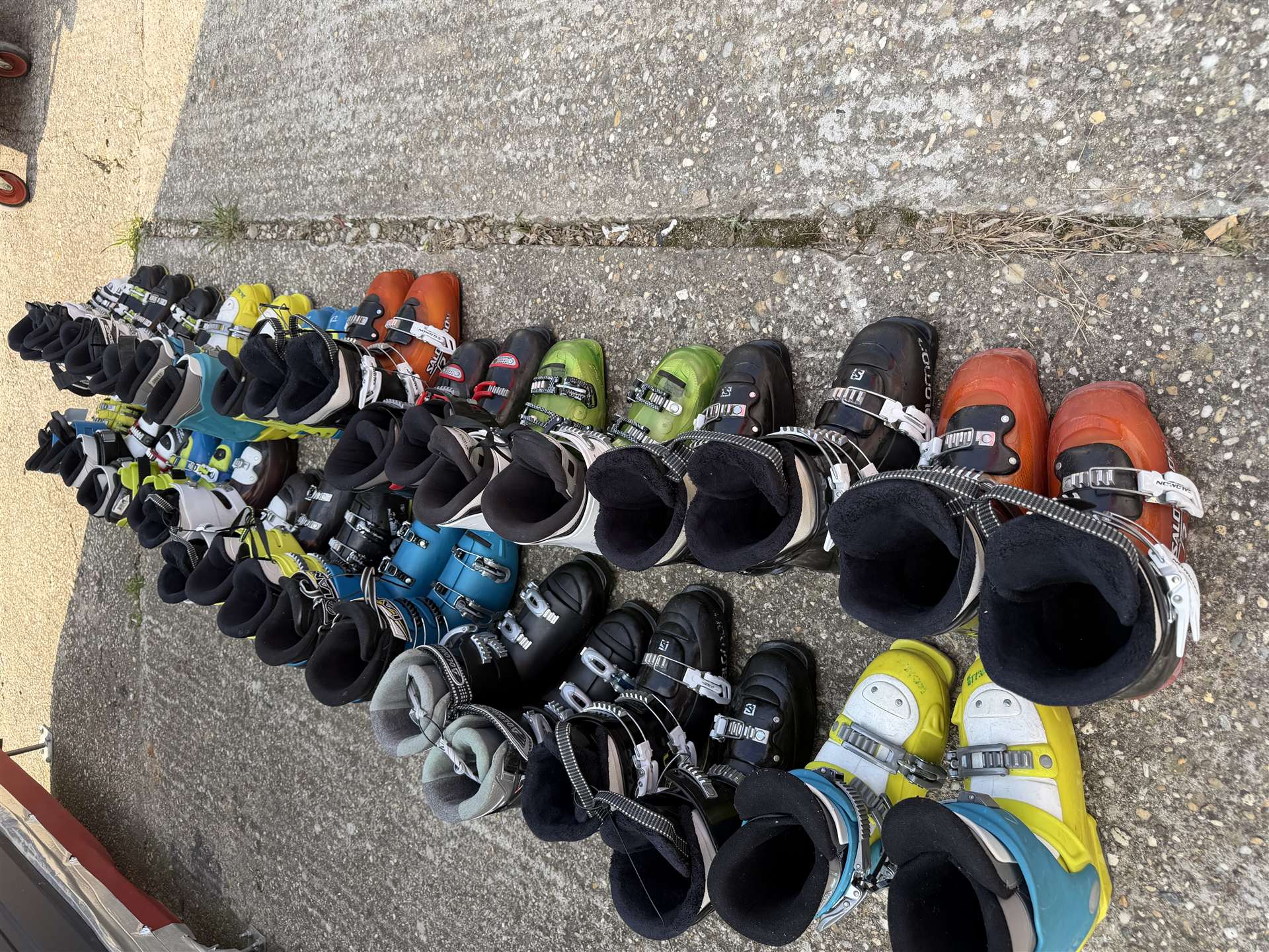 Veľkoobchodný balík použitých lyžiarskych topánok - odber od 10 ks