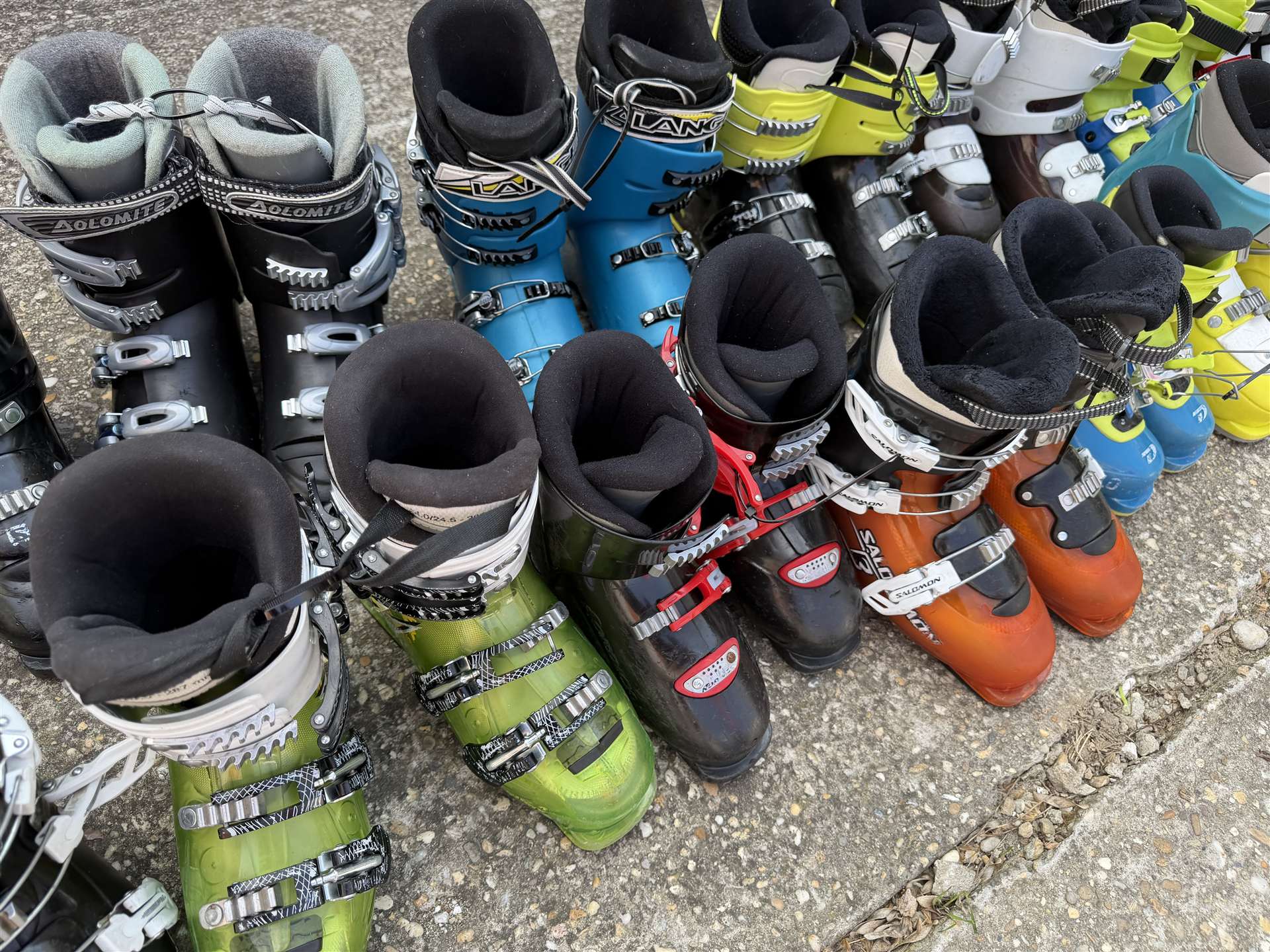 Veľkoobchodný balík použitých lyžiarskych topánok - odber od 10 ks