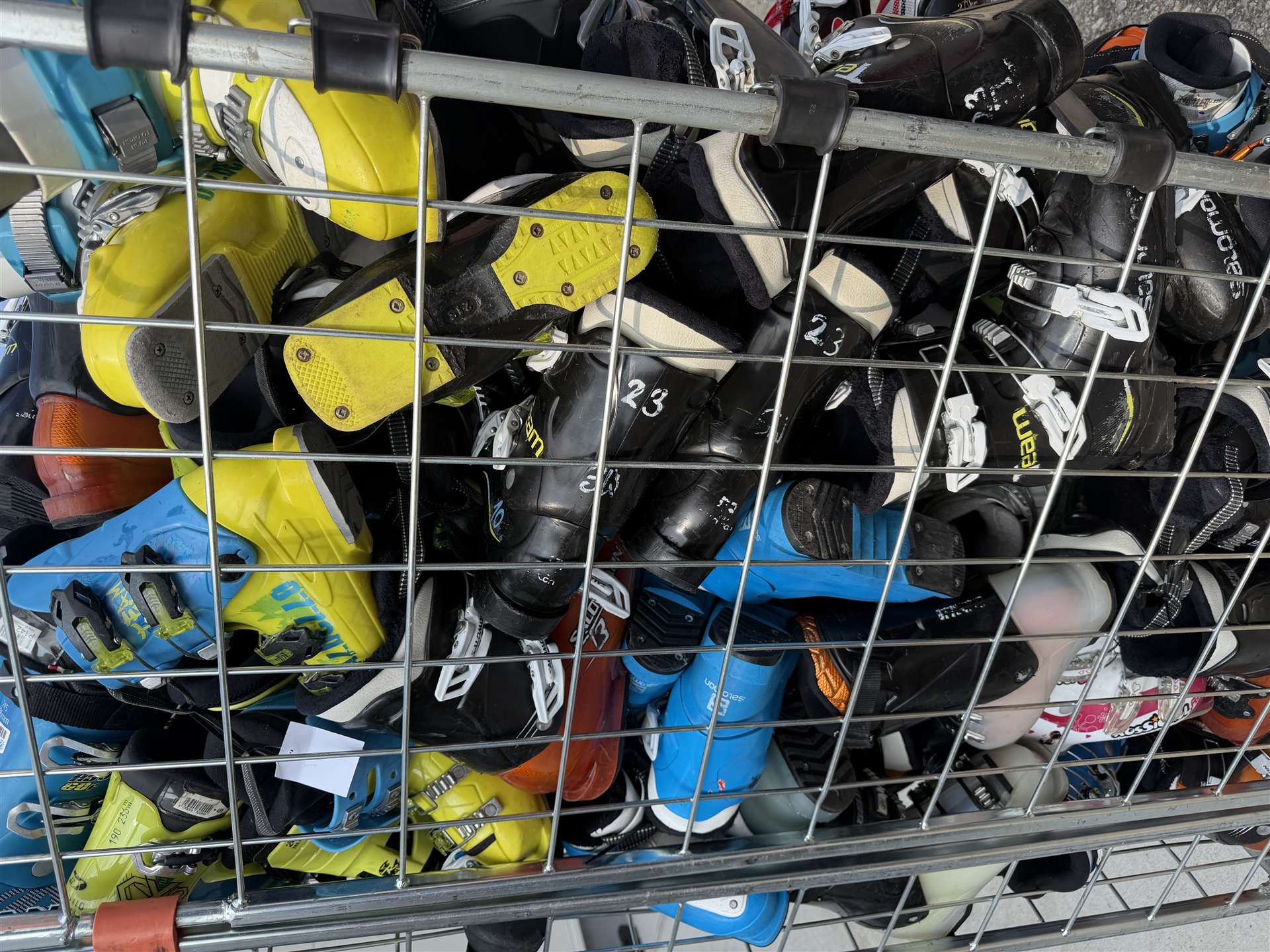Veľkoobchodný balík použitých lyžiarskych topánok - odber od 10 ks