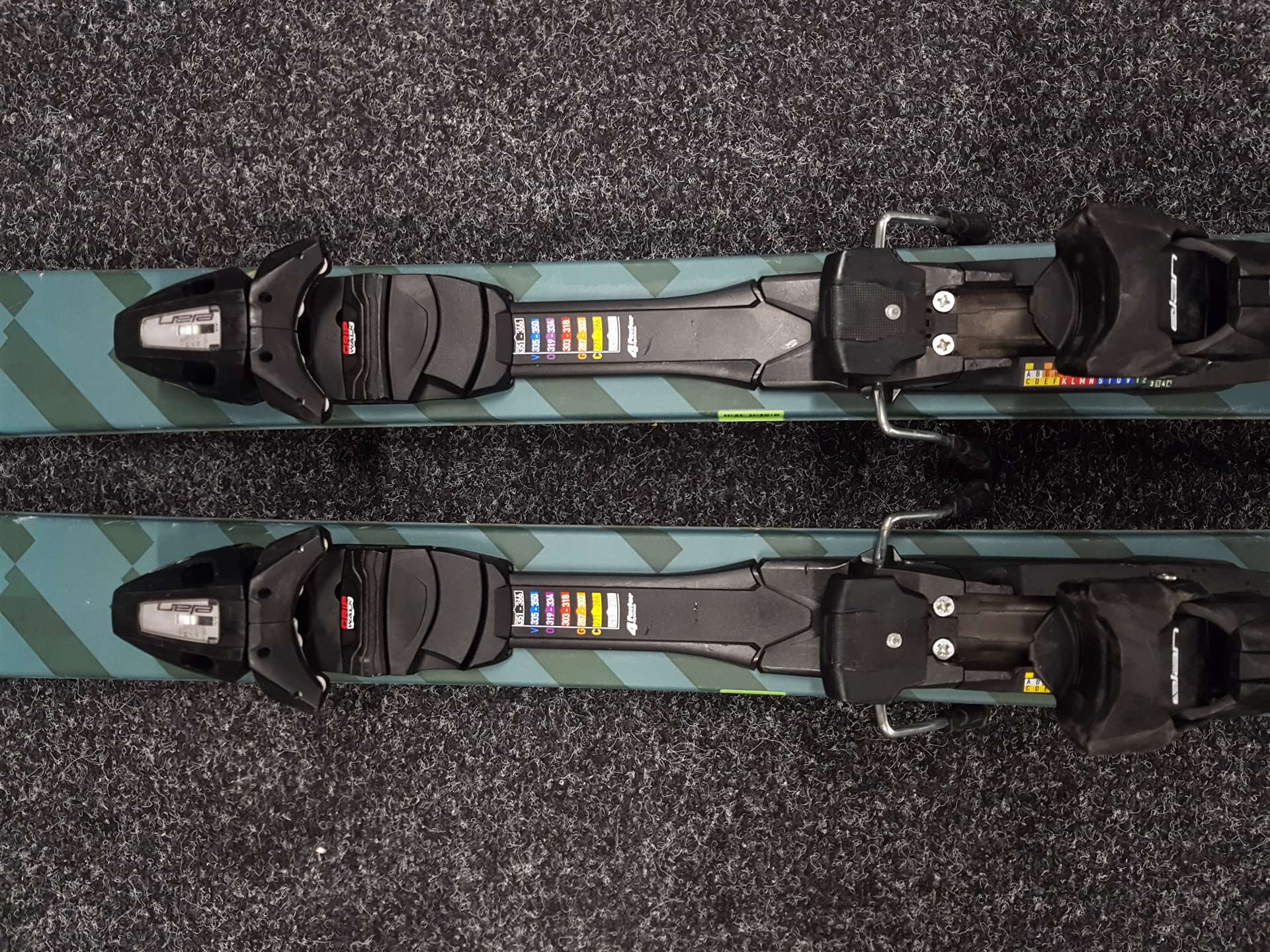 Použité lyže freestyle ELAN SLINGSHOT