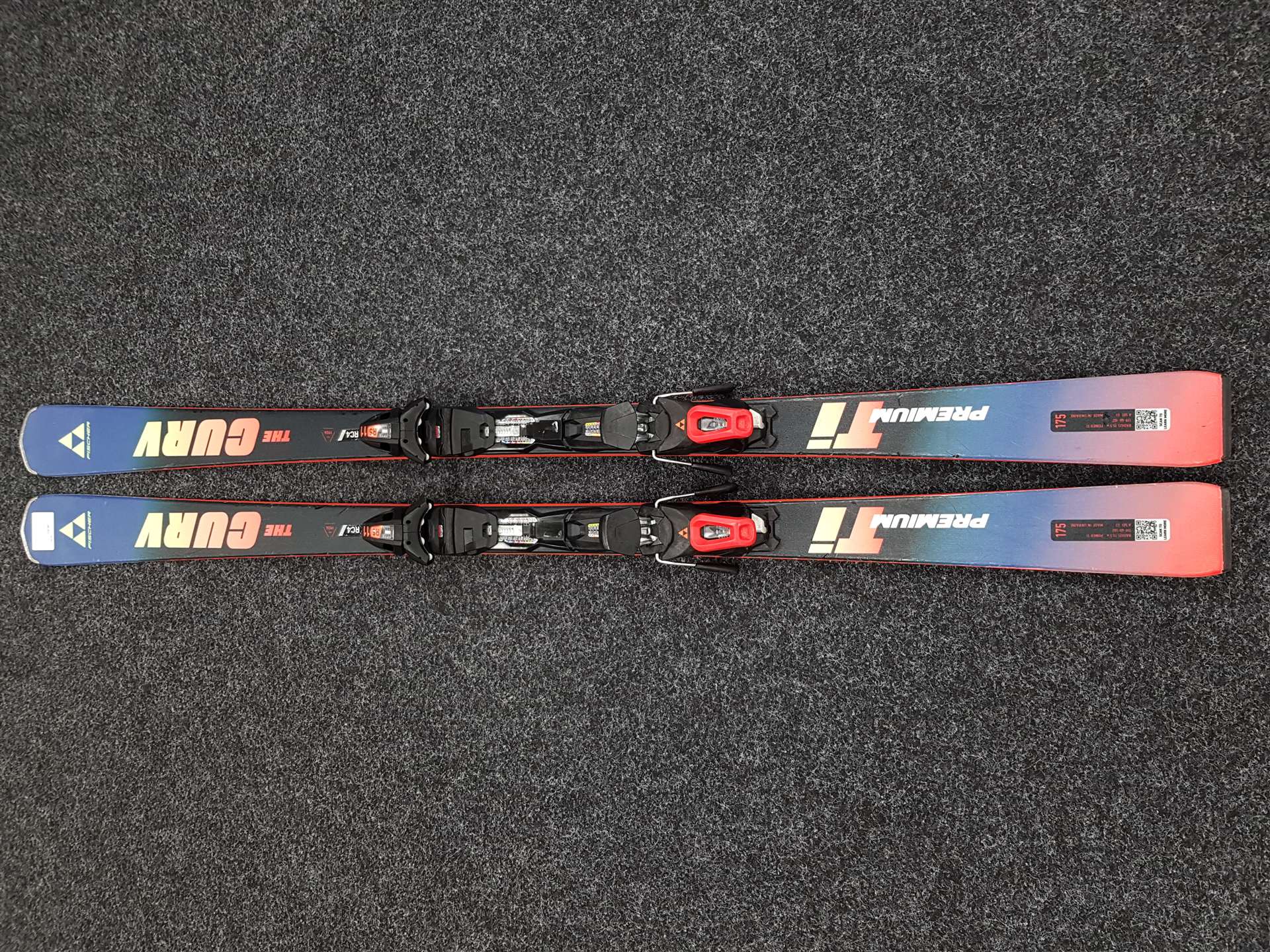 Použité lyže FISCHER The Curv + viazanie Fischer RS 11