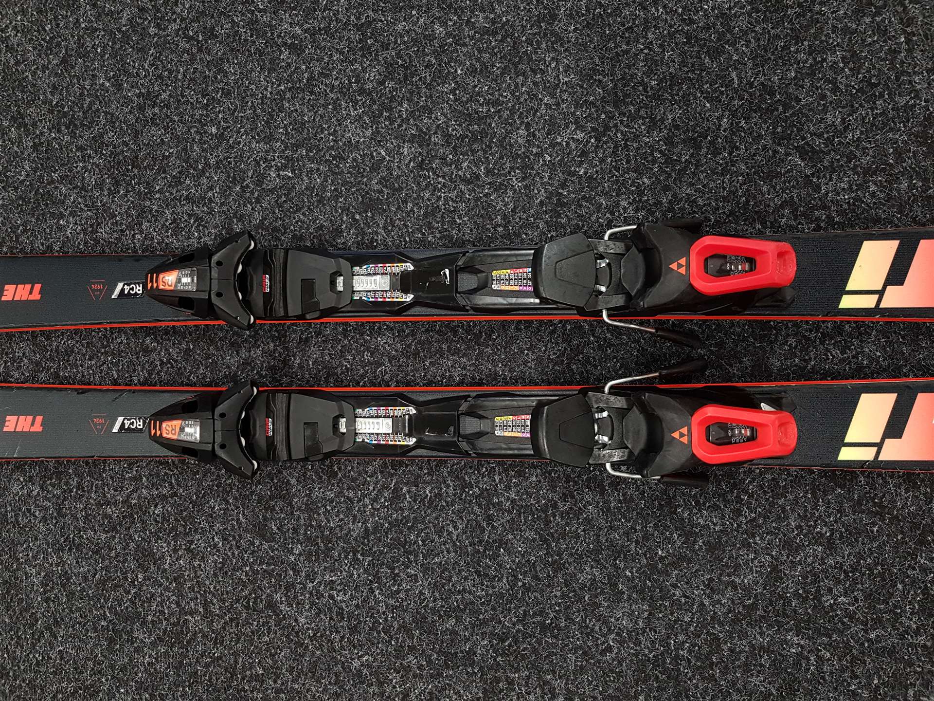 Použité lyže FISCHER The Curv + viazanie Fischer RS 11