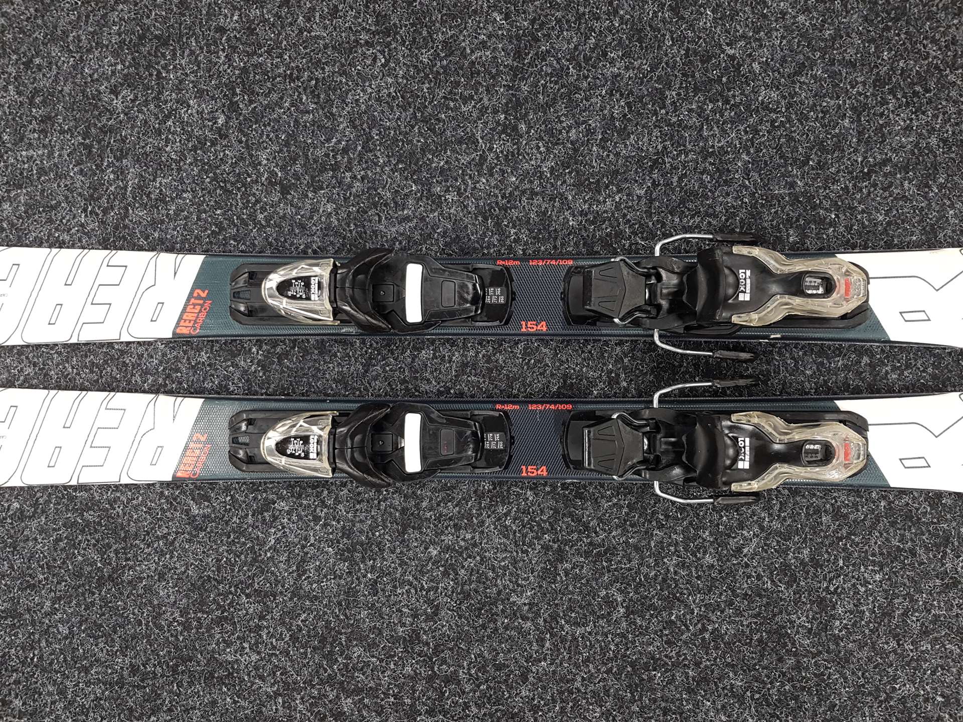 Použité lyže ROSSIGNOL React 2 Carbon + viazanie Look Xpress 10