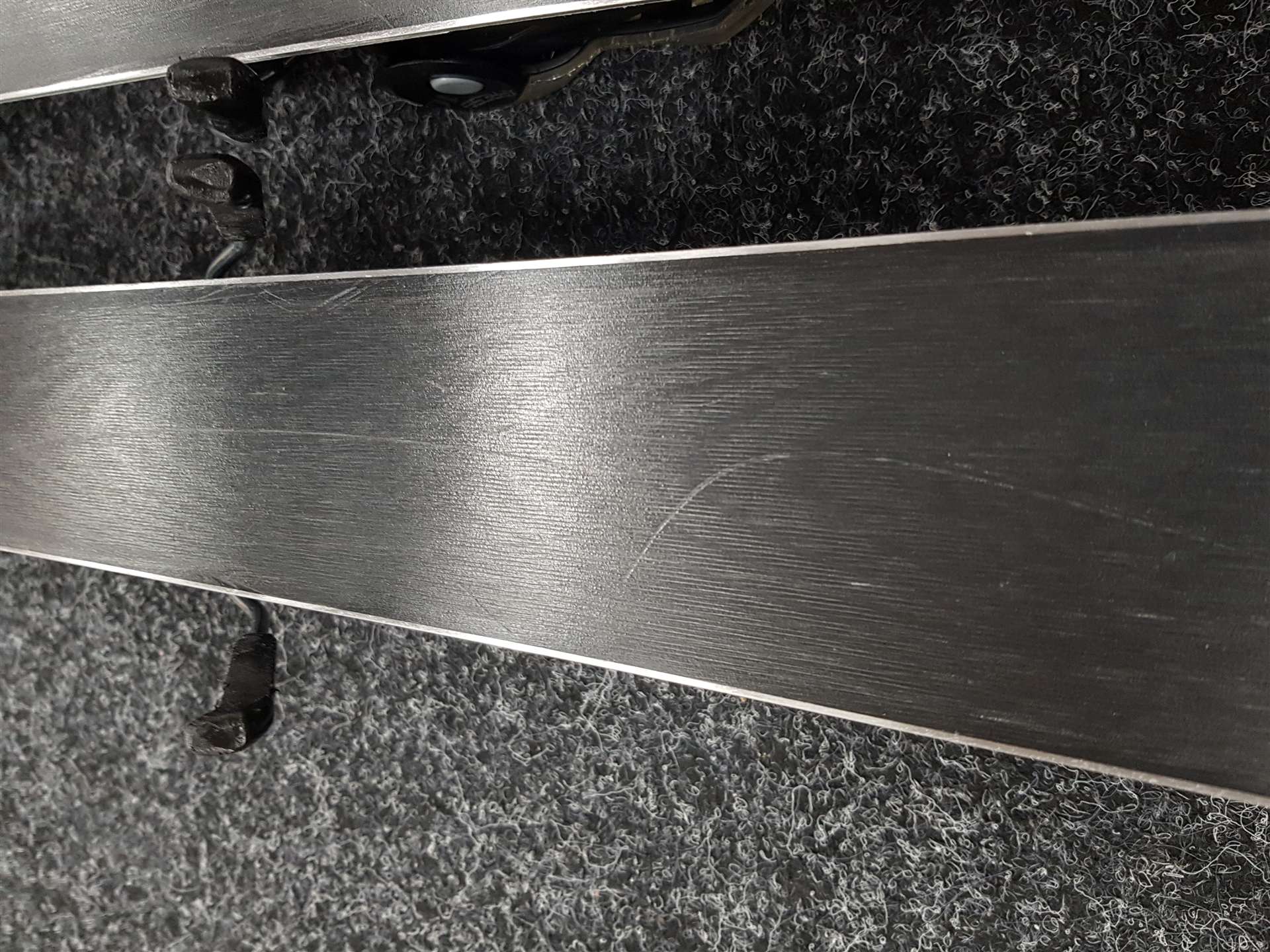 Použité lyže ROSSIGNOL React 2 Carbon + viazanie Look Xpress 10