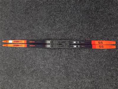 Použité bežecké lyže Atomic Redster S5 + NNN viazanie Atomic