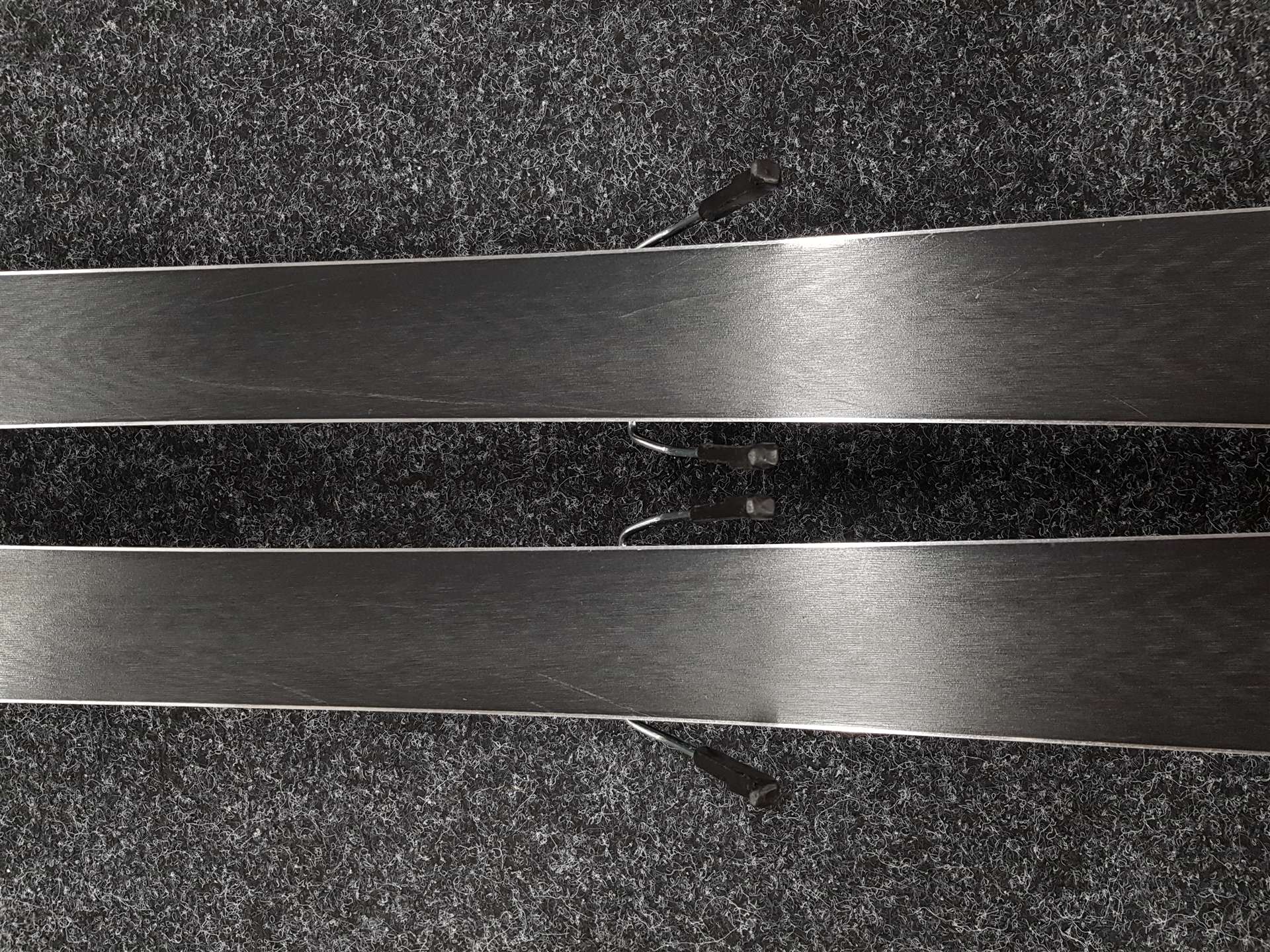 Použité lyže ROSSIGNOL React 2 Carbon + viazanie Look Xpress 10