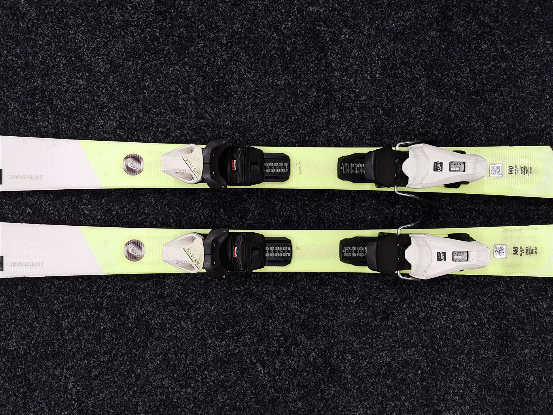 Použité lyže HEAD Super Shape + viazanie Head JRS 7,5 CA