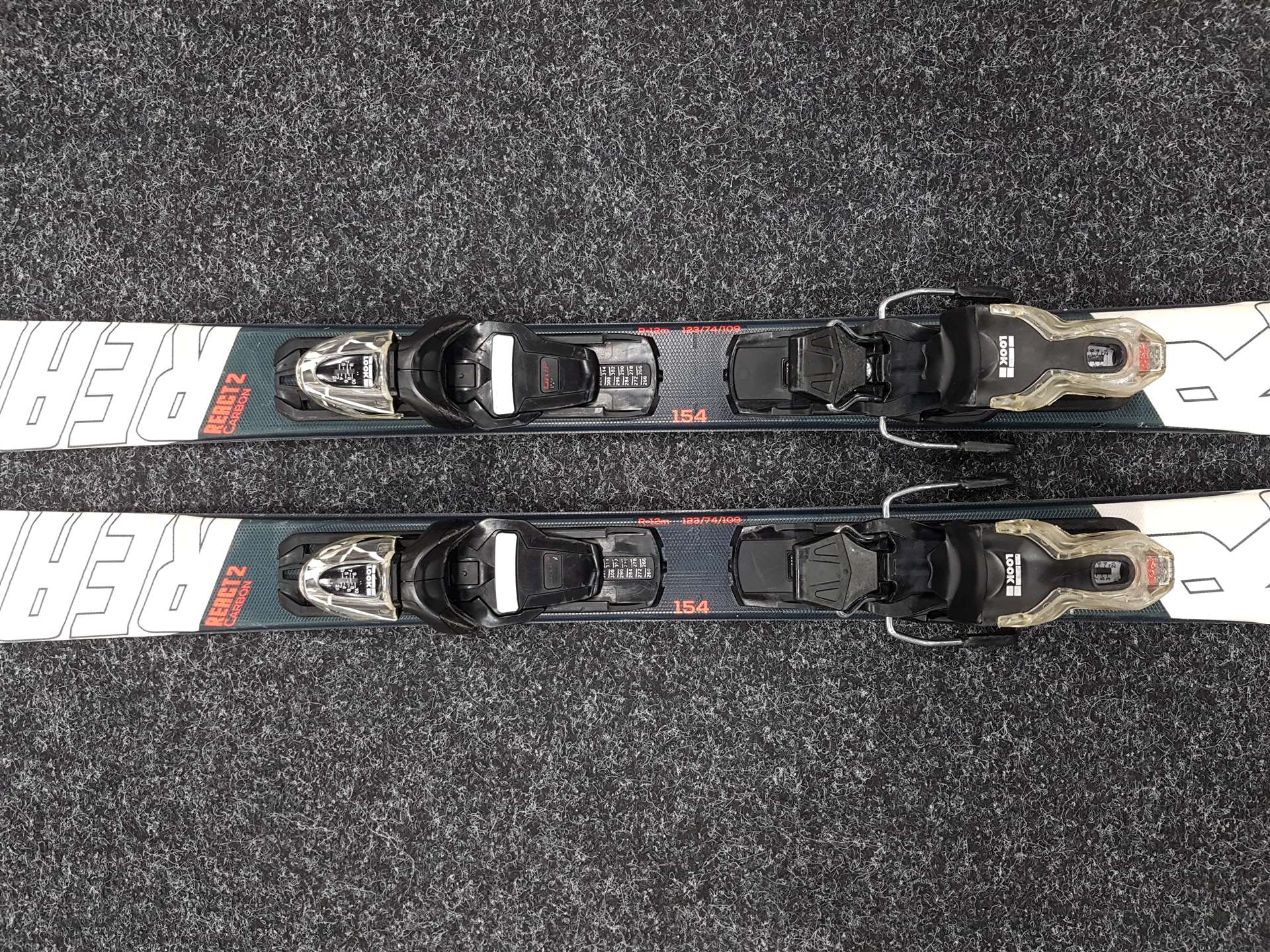 Použité lyže ROSSIGNOL React 2 Carbon + viazanie Look Xpress 10
