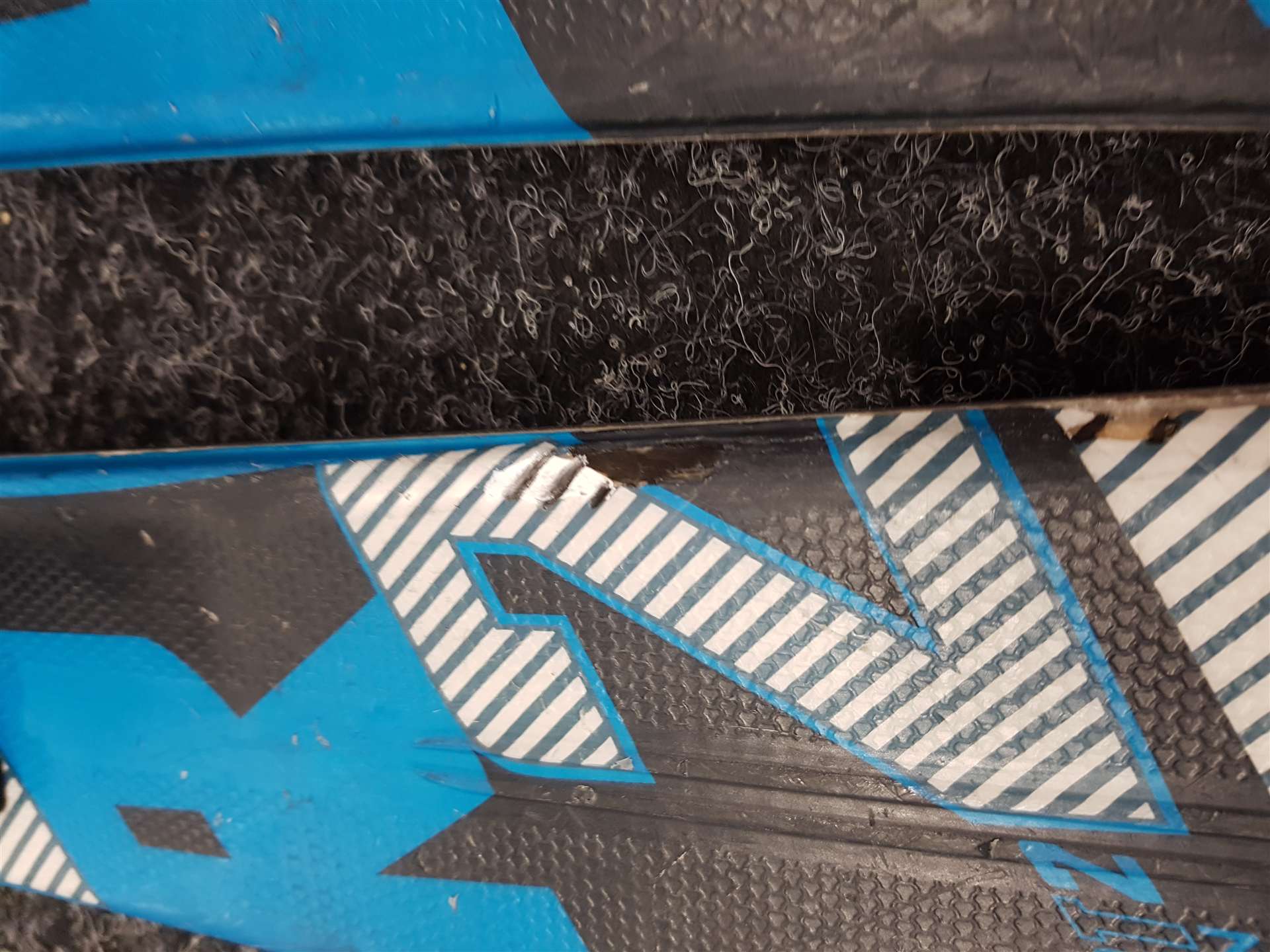 Použité lyže ROSSIGNOL React 2 Carbon + viazanie Look Xpress 10