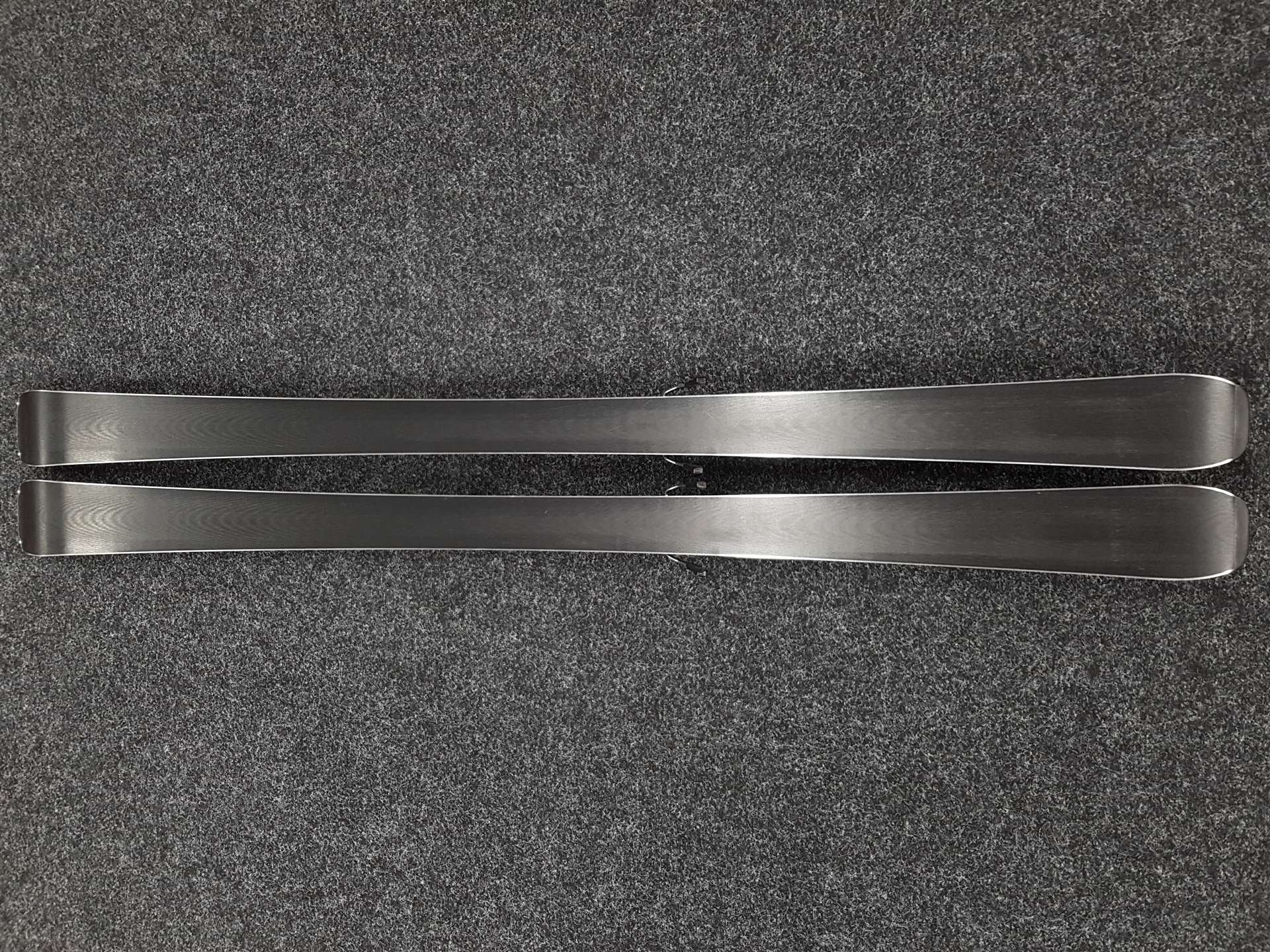 Použité lyže ROSSIGNOL React 2 Carbon + viazanie Look Xpress 10